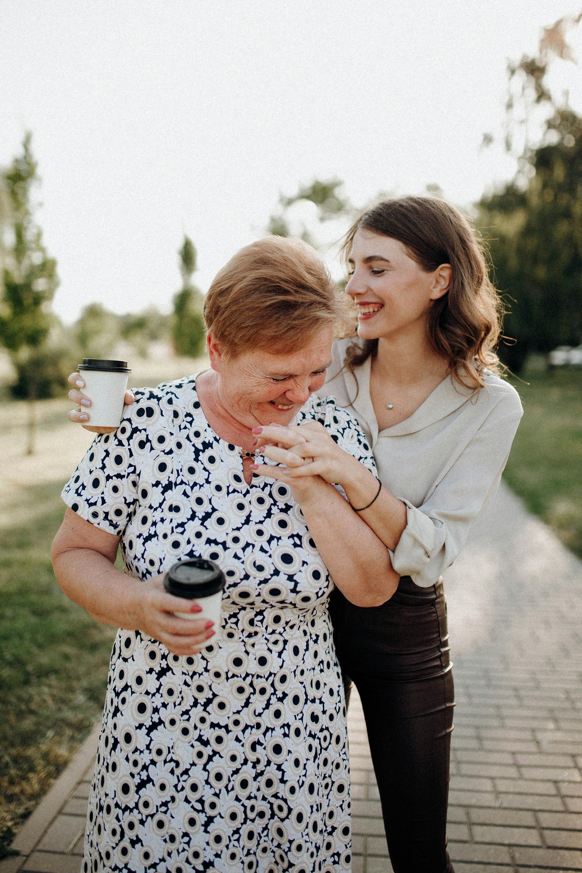 Un feliz dúo madre-hija sosteniendo tazas de café | Fuente: Pexels