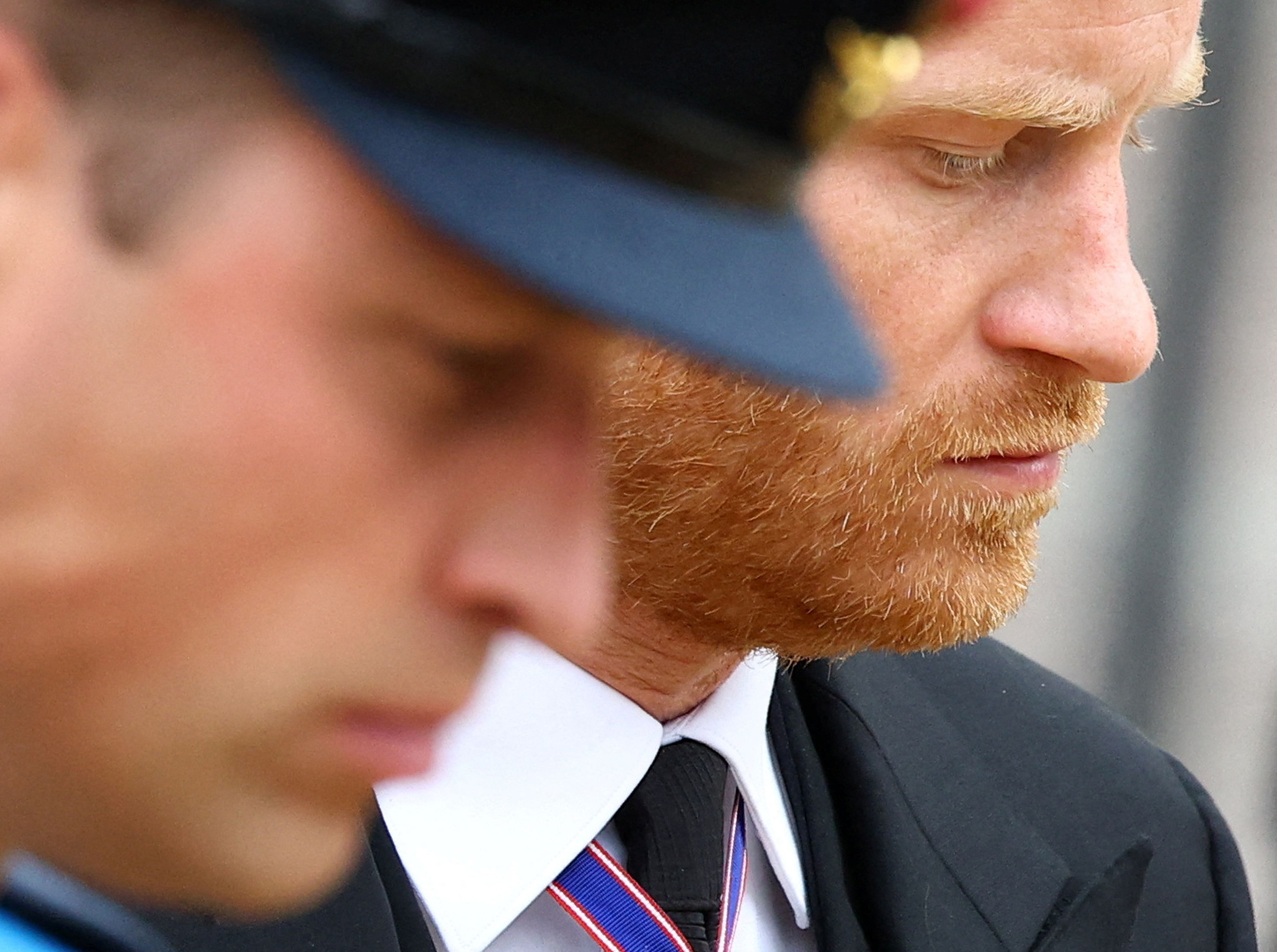 William, príncipe de Gales, y el príncipe Harry, duque de Sussex, siguen el féretro de la reina Isabel II, en Londres, Inglaterra, el 19 de septiembre de 2022 | Fuente: Getty Images