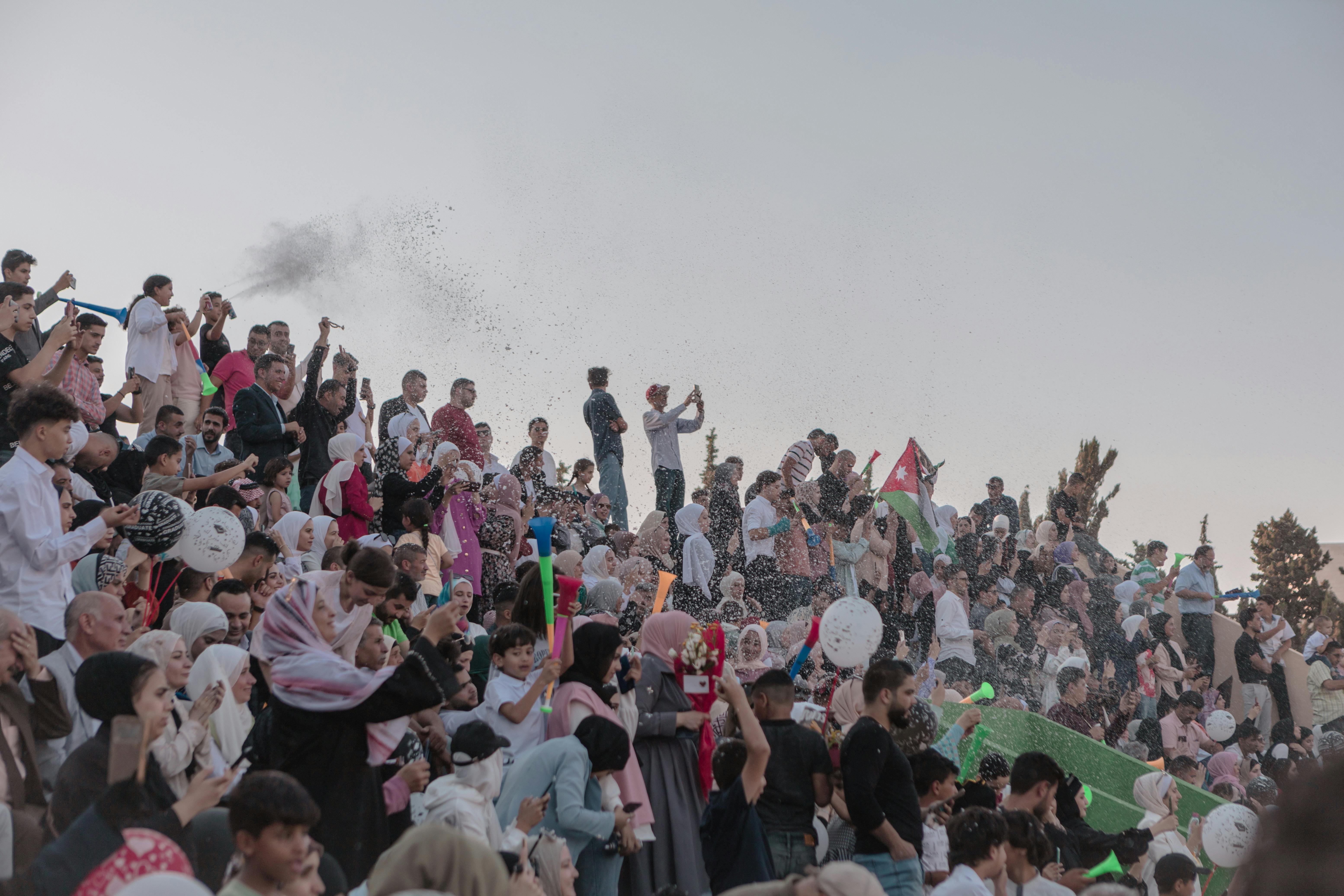 Un público celebrando en un partido | Fuente: Pexels