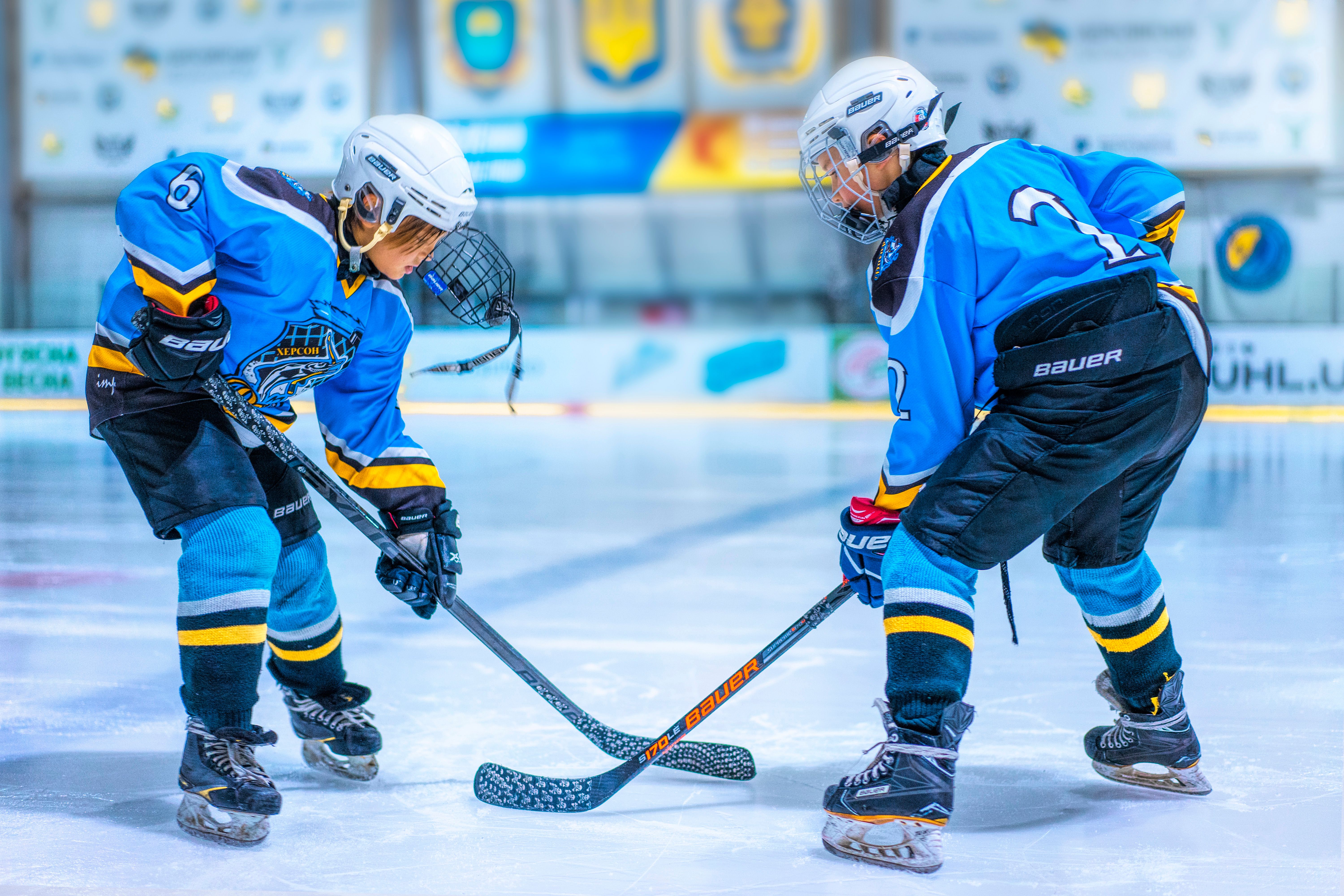 Chicos jugando al hockey | Fuente: Pexels