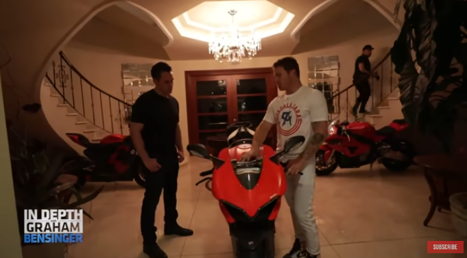 "Canelo" Álvarez muestra parte de sus preciados bienes. | Fuente: Youtube/Graham Bensinger.