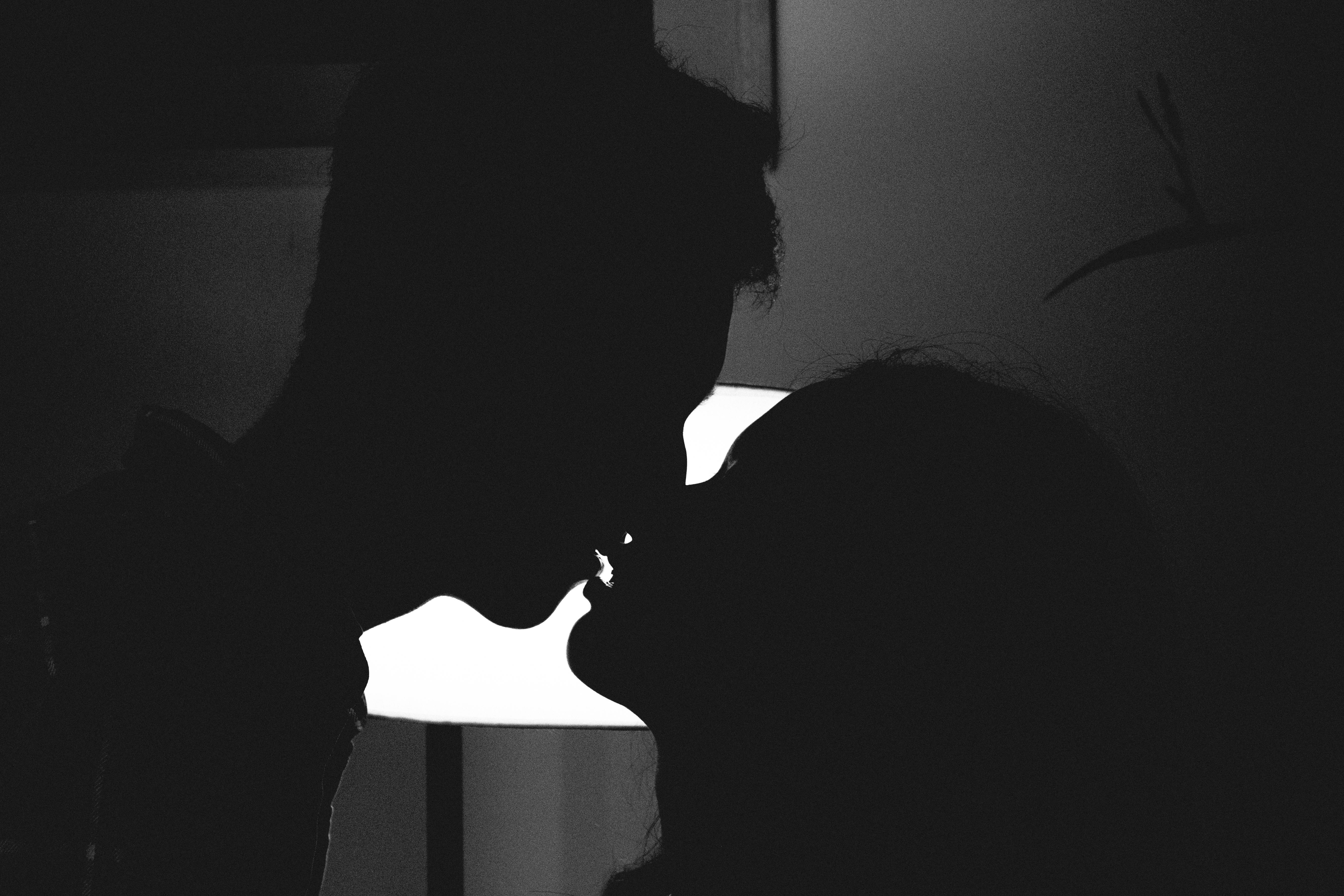 Una pareja a punto de besarse | Fuente: Pexels