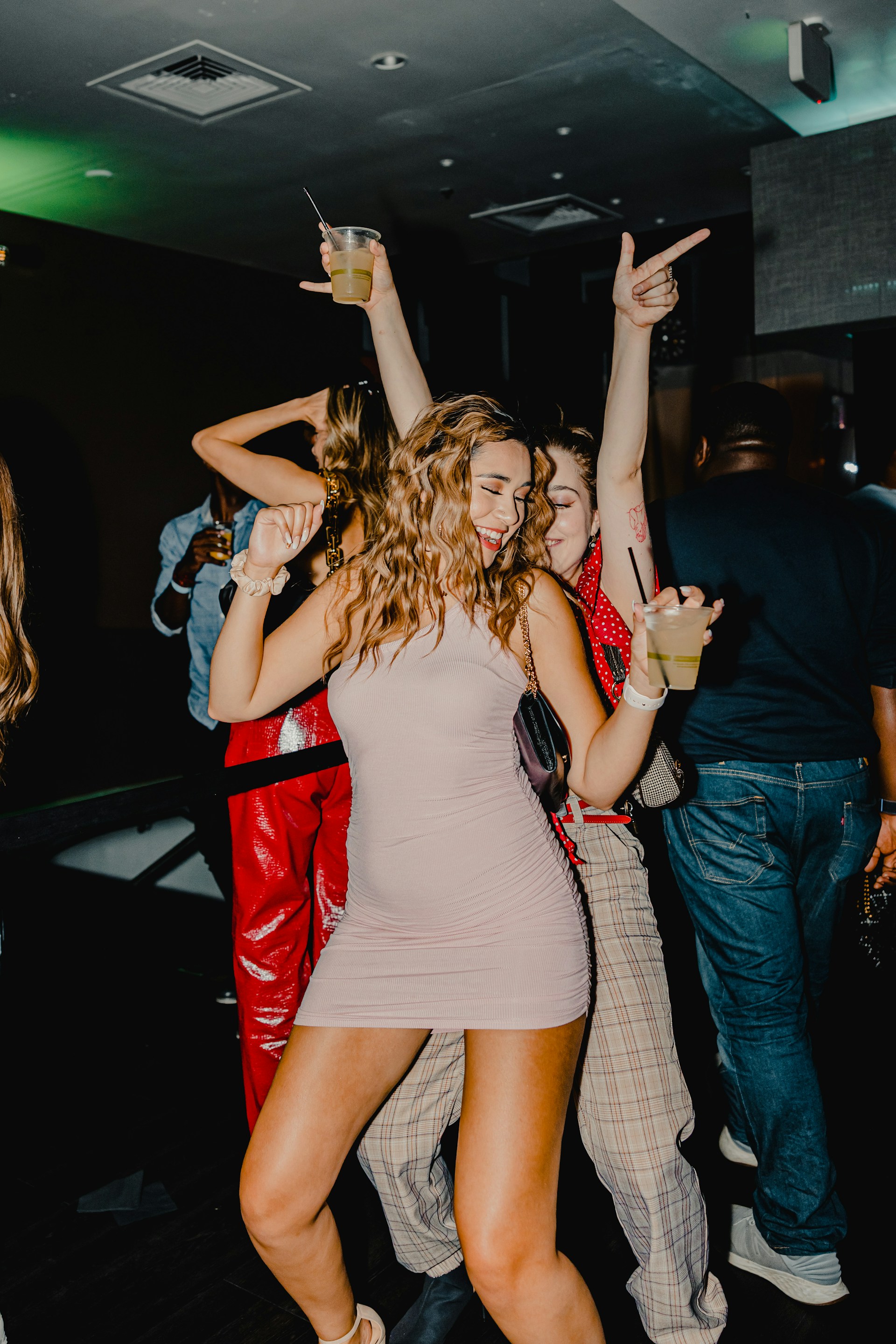 Gente bailando en una fiesta | Fuente: Unsplash