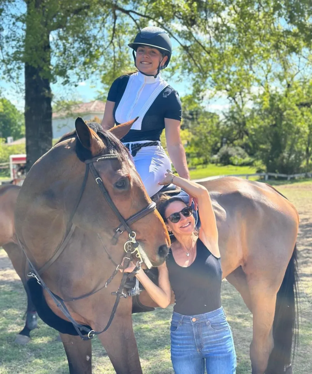 Eleonora Wexler junto a su hija Miranda Wassington sobre un caballo | Fuente: Instagram/eleowexler