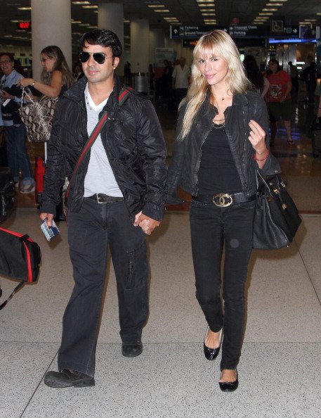 Luis Fonsi y Agueda López son vistos en el Aeropuerto Internacional de Miami el 18 de mayo de 2012 en Miami, Florida. | Fuente: Getty Images