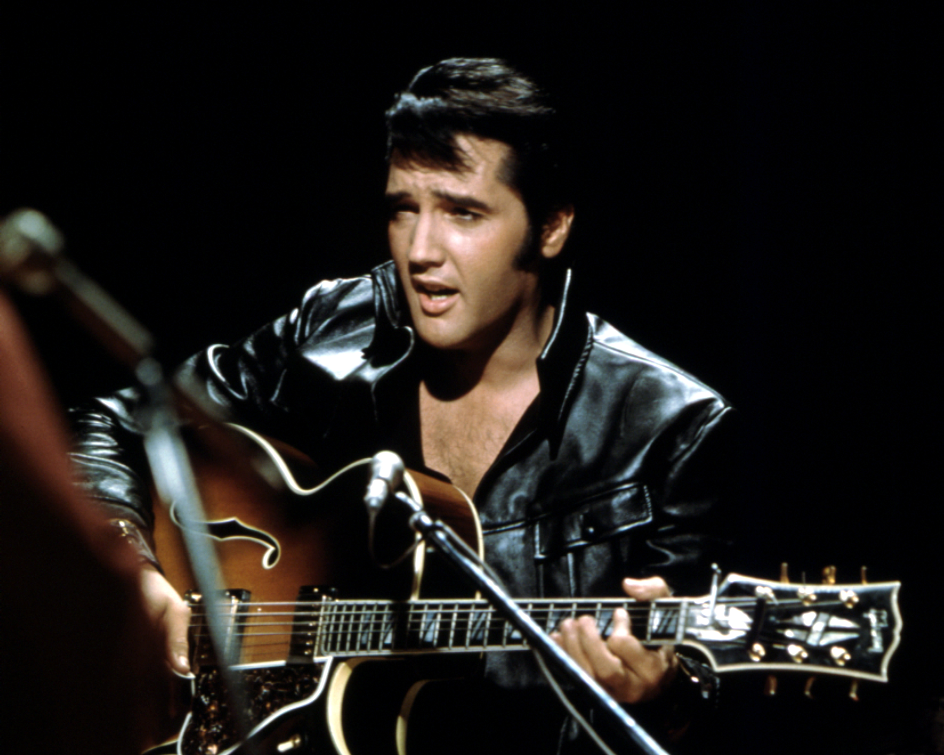 Elvis Presley actuando en el especial televisivo del regreso de Elvis el 27 de junio de 1968 | Foto: Getty Images