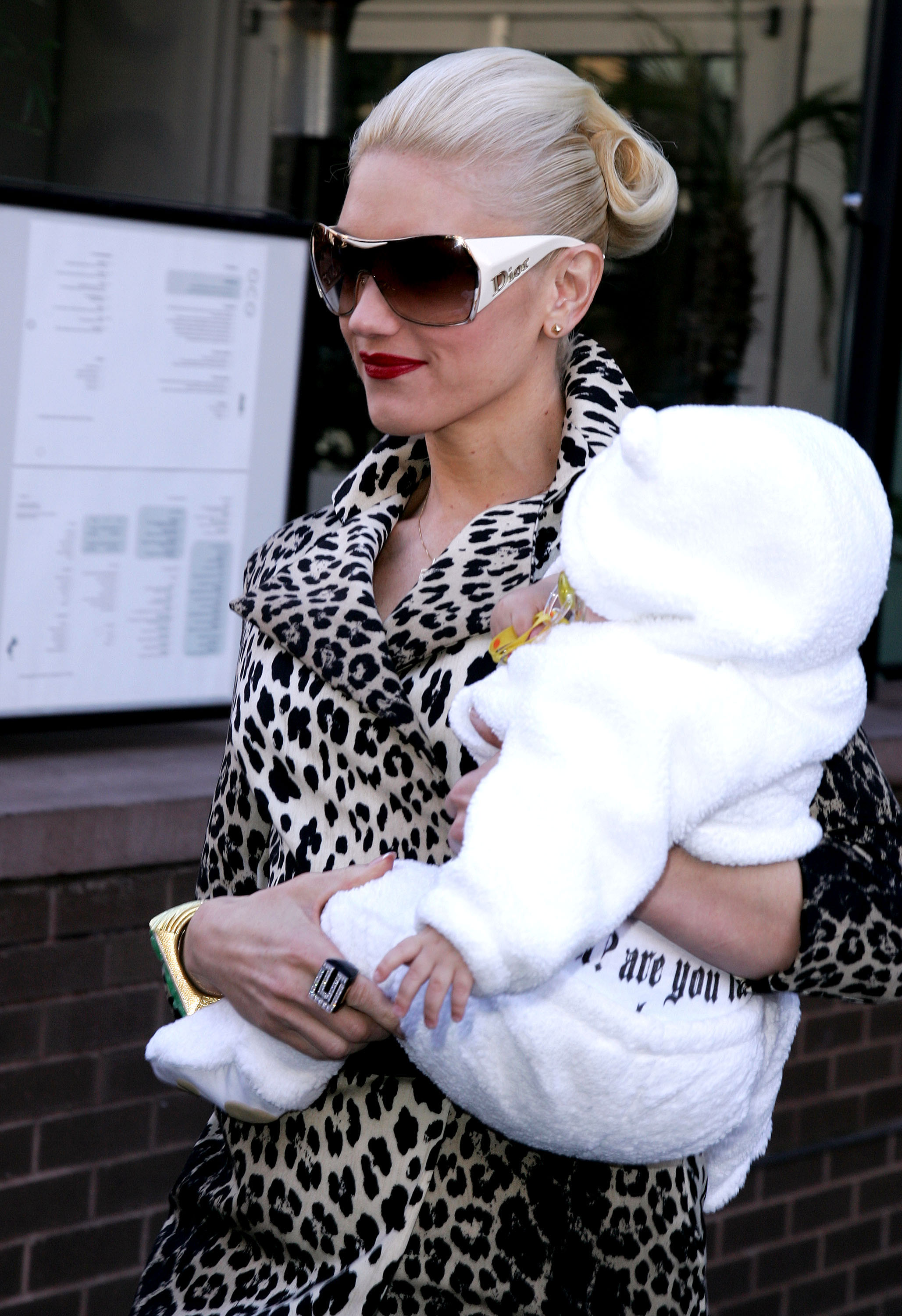 Gwen Stefani vista con su hijo Kingston Rossdale el 6 de diciembre de 2006, en Nueva York | Fuente: Getty Images
