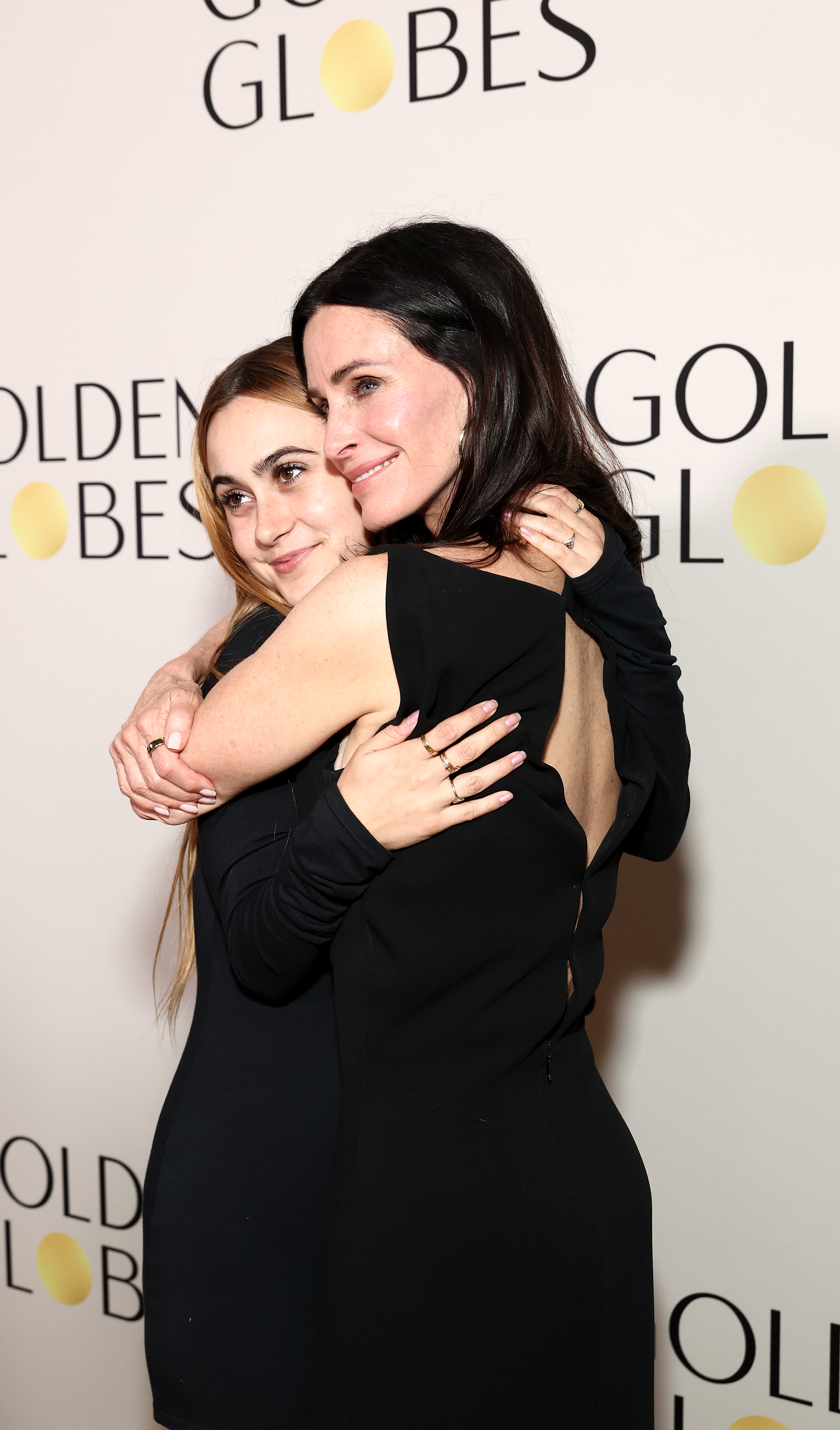Courteney y Coco se dan un abrazo especialmente cariñoso en la fiesta de inauguración de Road to the Golden Globes, con Coco rodeando con los brazos a su madre mientras posan frente al fondo del evento. El momento íntimo ofrece un vistazo de su estrecho vínculo más allá de la atención que rodea a Evil Genius. | Fuente: Getty Images
