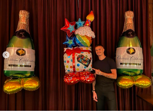 Romeo Beckham posando para una foto con globos de cumpleaños, publicada el 3 de septiembre de 2024 | Fuente: Instagram/victoriabeckham