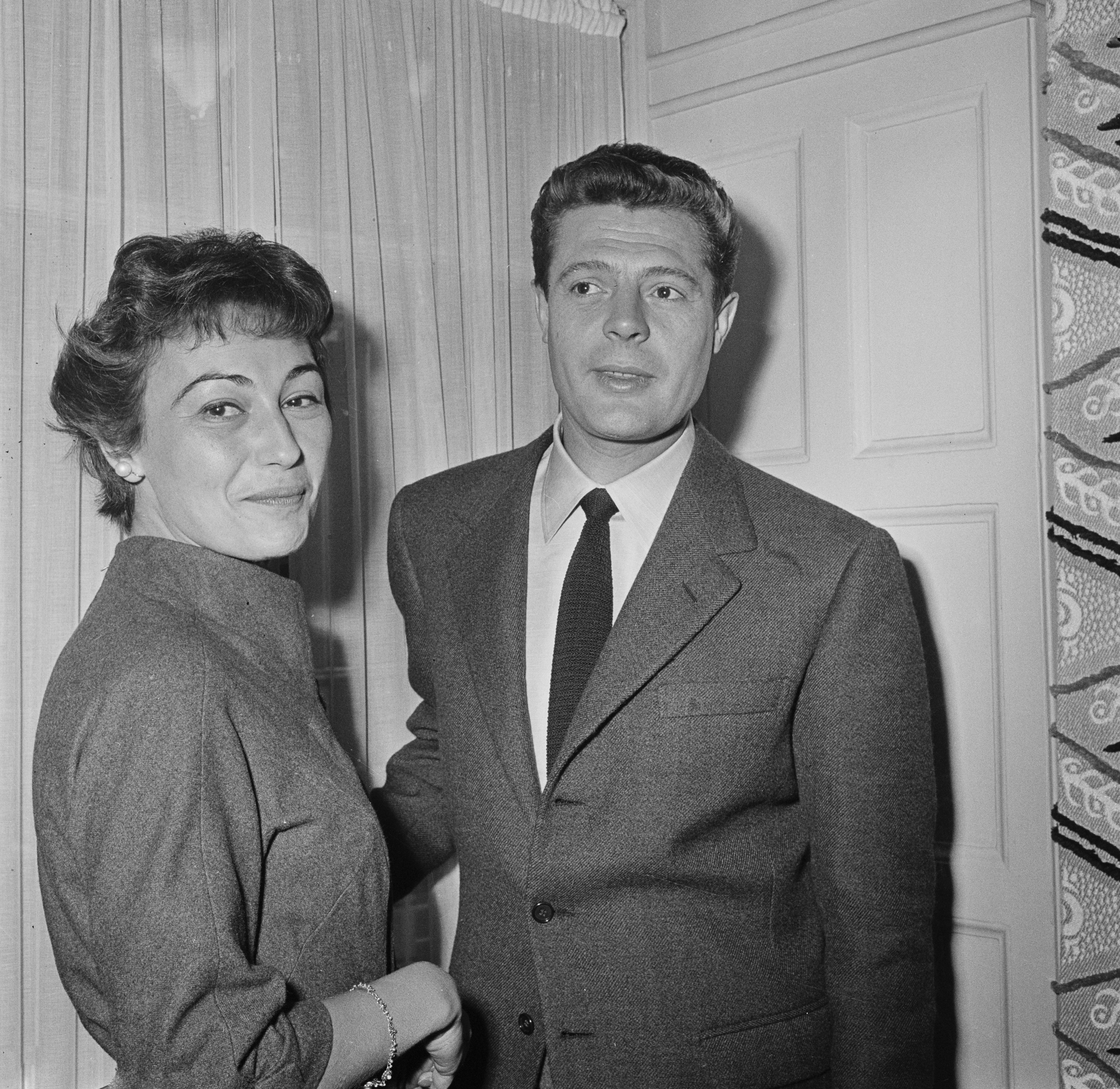 Marcello Mastroianni con su esposa, Flora Carabella, en el estreno en el Reino Unido de la película "White Nights", el 24 de octubre de 1957 | Fuente: Getty Images