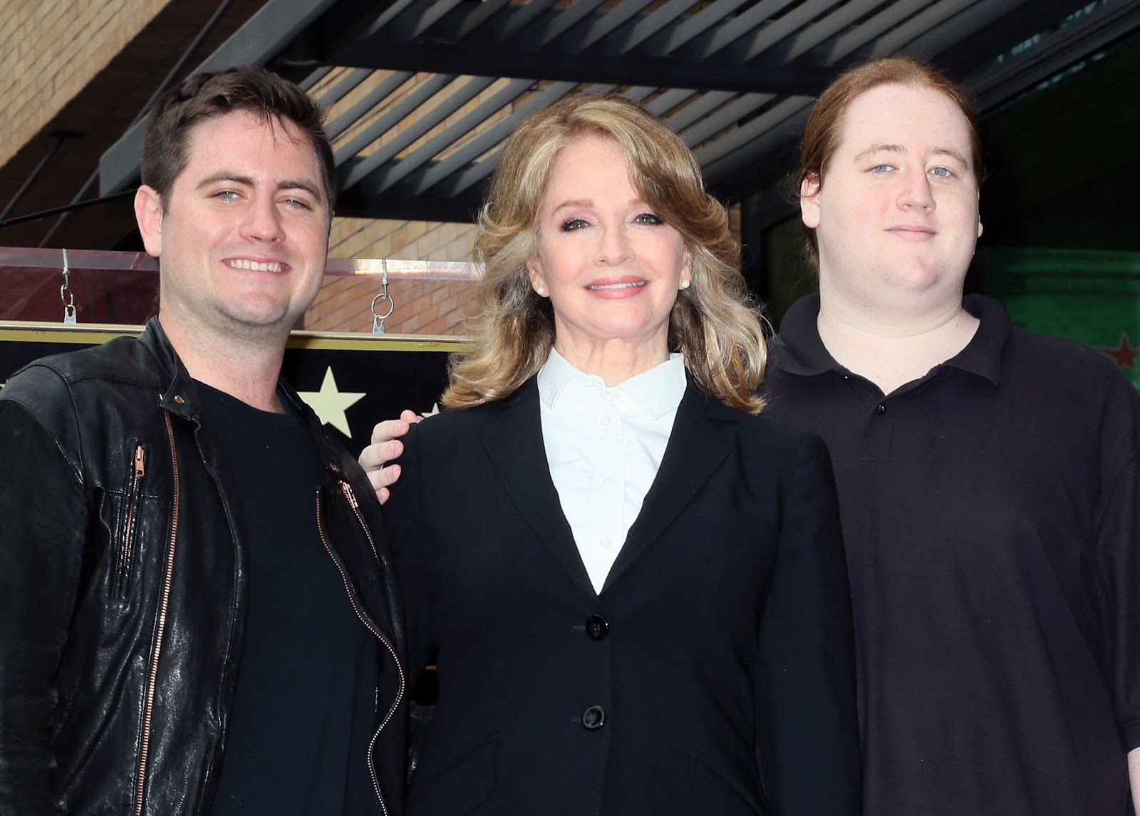 Deidre Hall con sus hijos David Atticus Sohmer y Tully Chapin en su ceremonia de homenaje con una Estrella en el Paseo de la Fama de Hollywood el 19 de mayo de 2016, en Hollywood, California. | Fuente: Getty Images