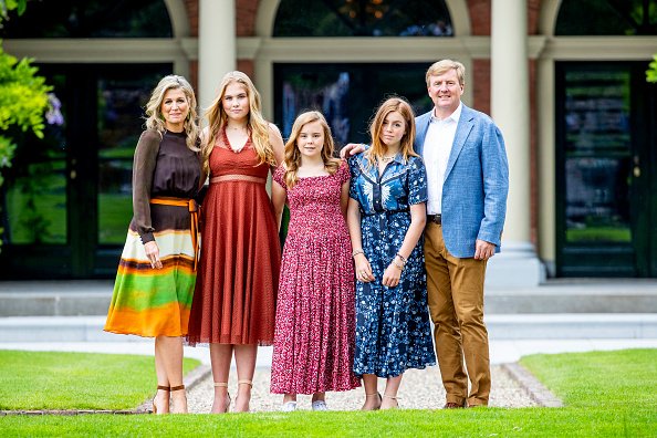 El Rey Willem-Alexander de los Países Bajos, la Reina Máxima, la Princesa Amalia, la Princesa Alexia y la Princesa Ariane en el Palacio Huis ten Bosch el 19 de julio de 2019. | Foto: Getty Images