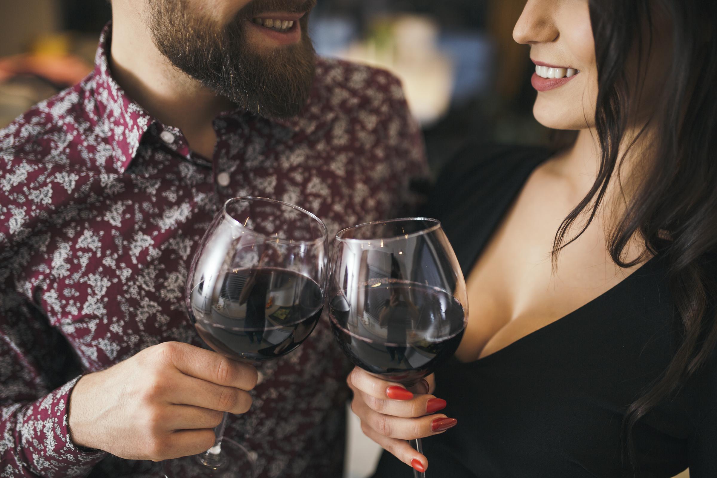 Dos personas disfrutando del vino | Fuente: Freepik