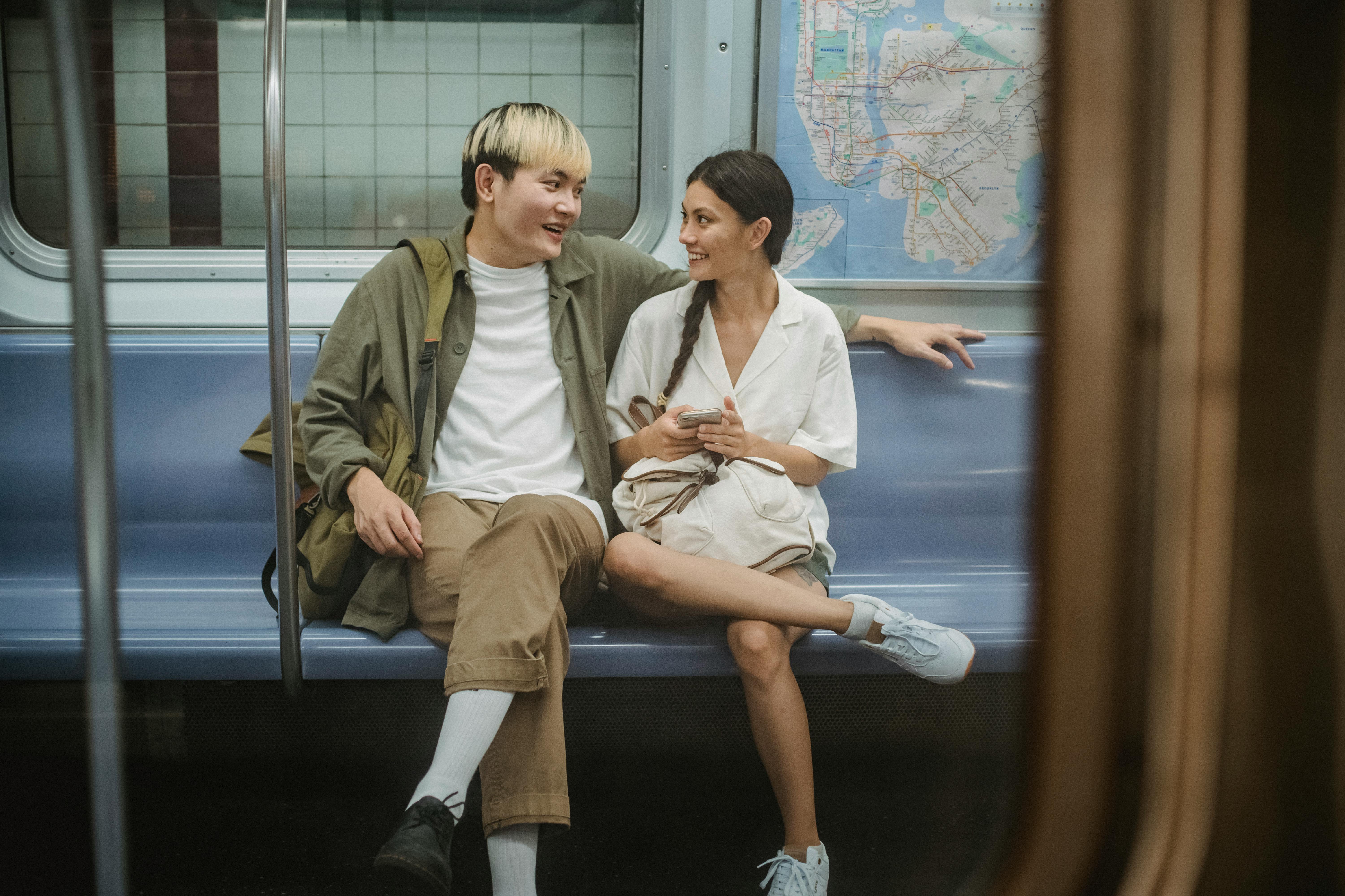 Pareja en el interior de un tren | Fuente: Pexels