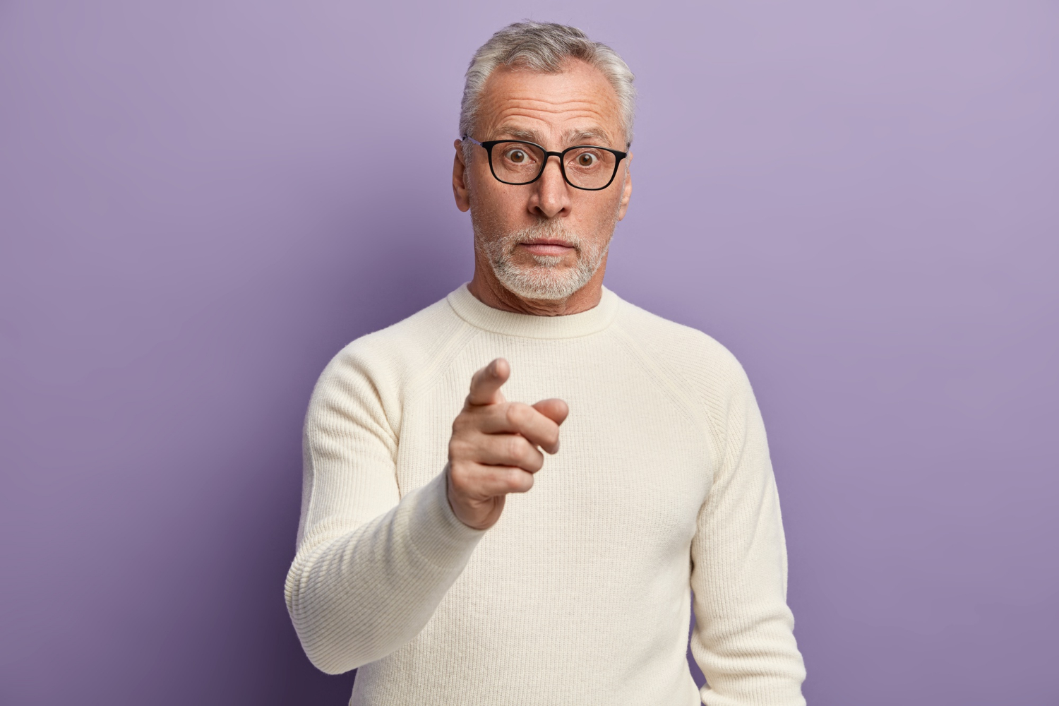 Un hombre señalando con el dedo | Fuente: Freepik