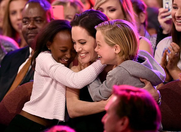 Angelina Jolie abraza a Zahara Marley Jolie-Pitt y Shiloh Nouvel Jolie-Pitt en Inglewood, California. | Foto: Getty Images