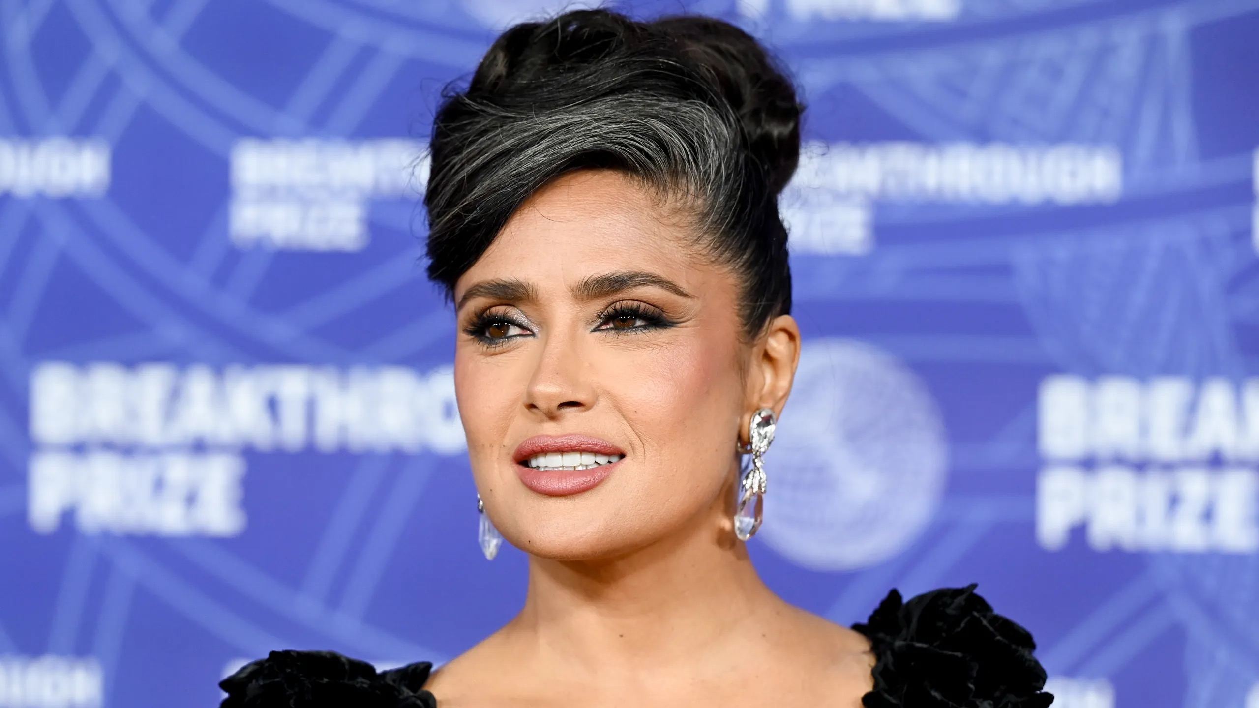 Salma Hayek lució con orgullo sus mechas plateadas en la ceremonia de los Premios Breakthrough, demostrando que, incluso en las alfombras rojas más glamurosas de Hollywood, las canas no siempre tienen por qué ocultarse. | Fuente: Getty Images