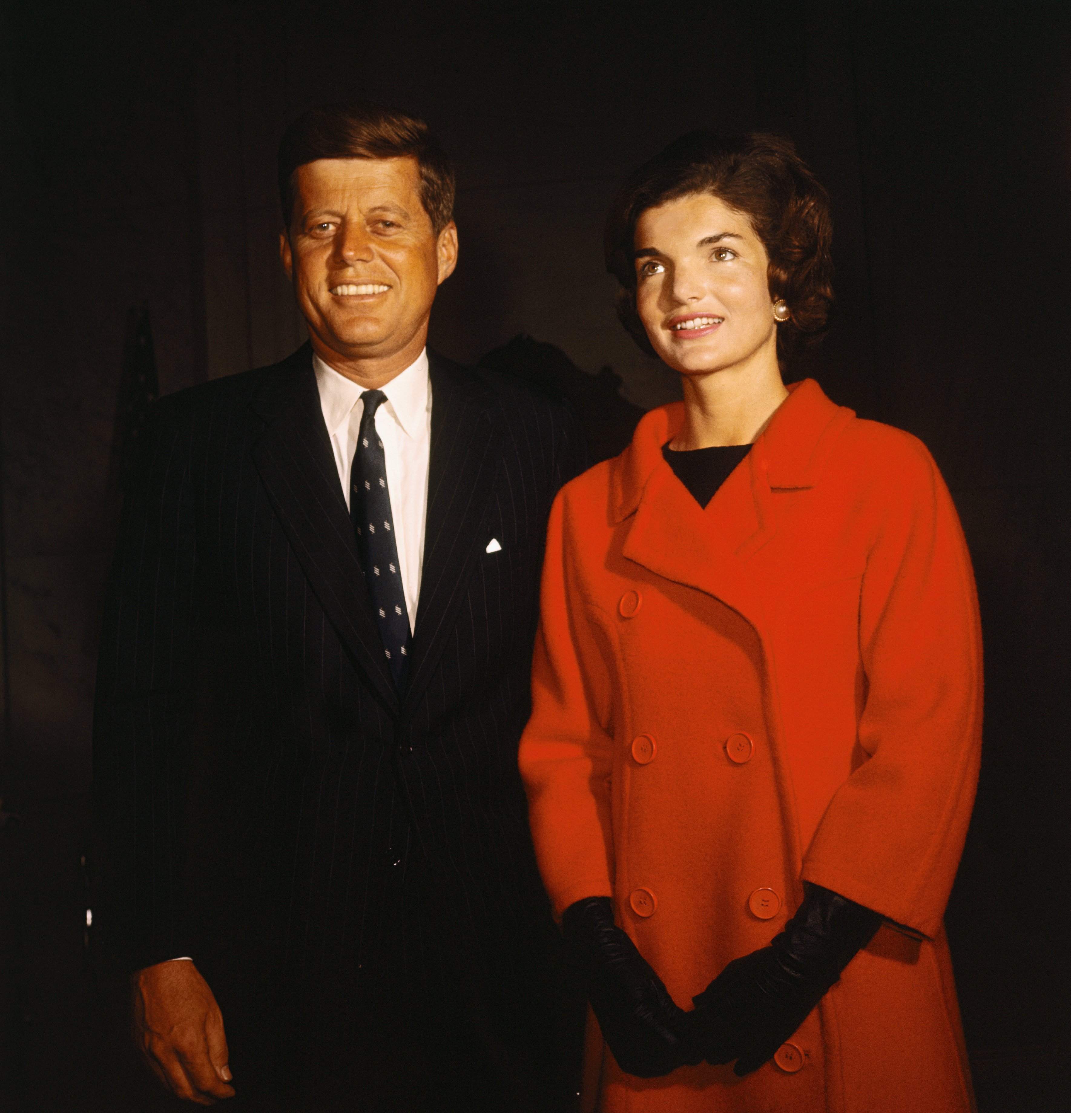 John F. Kennedy y su esposa Jacqueline Kennedy durante su anuncio para buscar la nominación presidencial el 2 de enero de 1960 | Foto: Getty Images