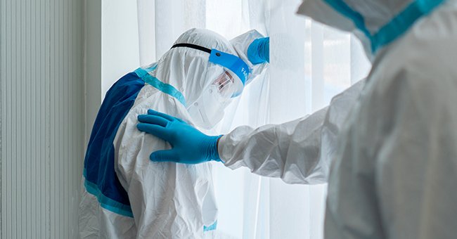 Médicos se protegen con trajes especiales para atender a pacientes de COVID-19. | Foto: Shutterstock