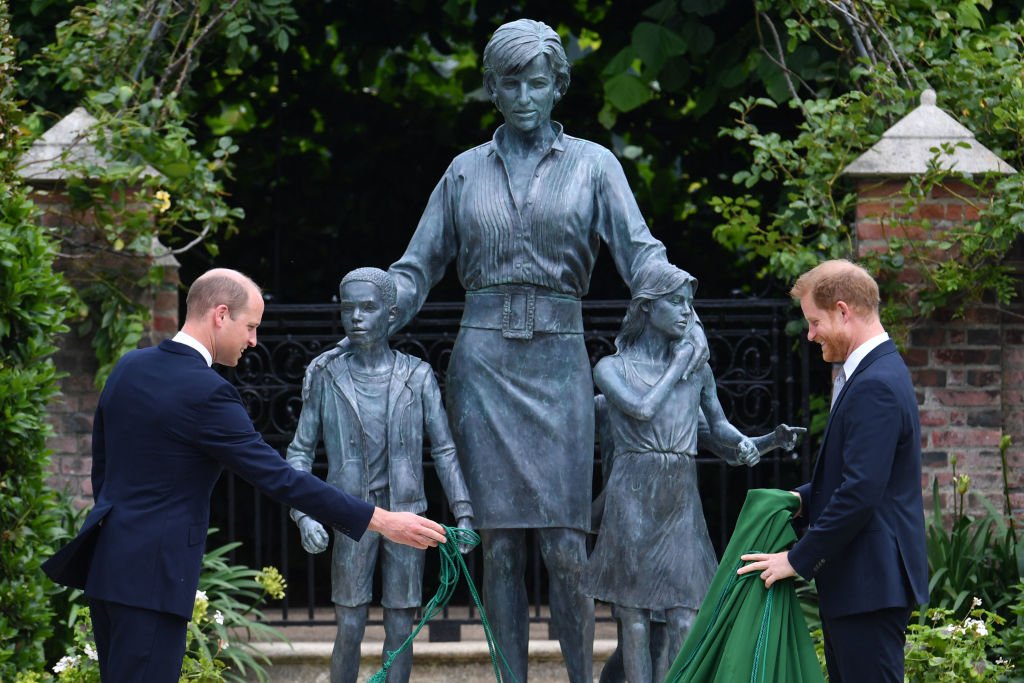 William y Harry en la inauguración de una estatua de Diana en el jardín hundido del Palacio de Kensington. | Foto: Getty Images