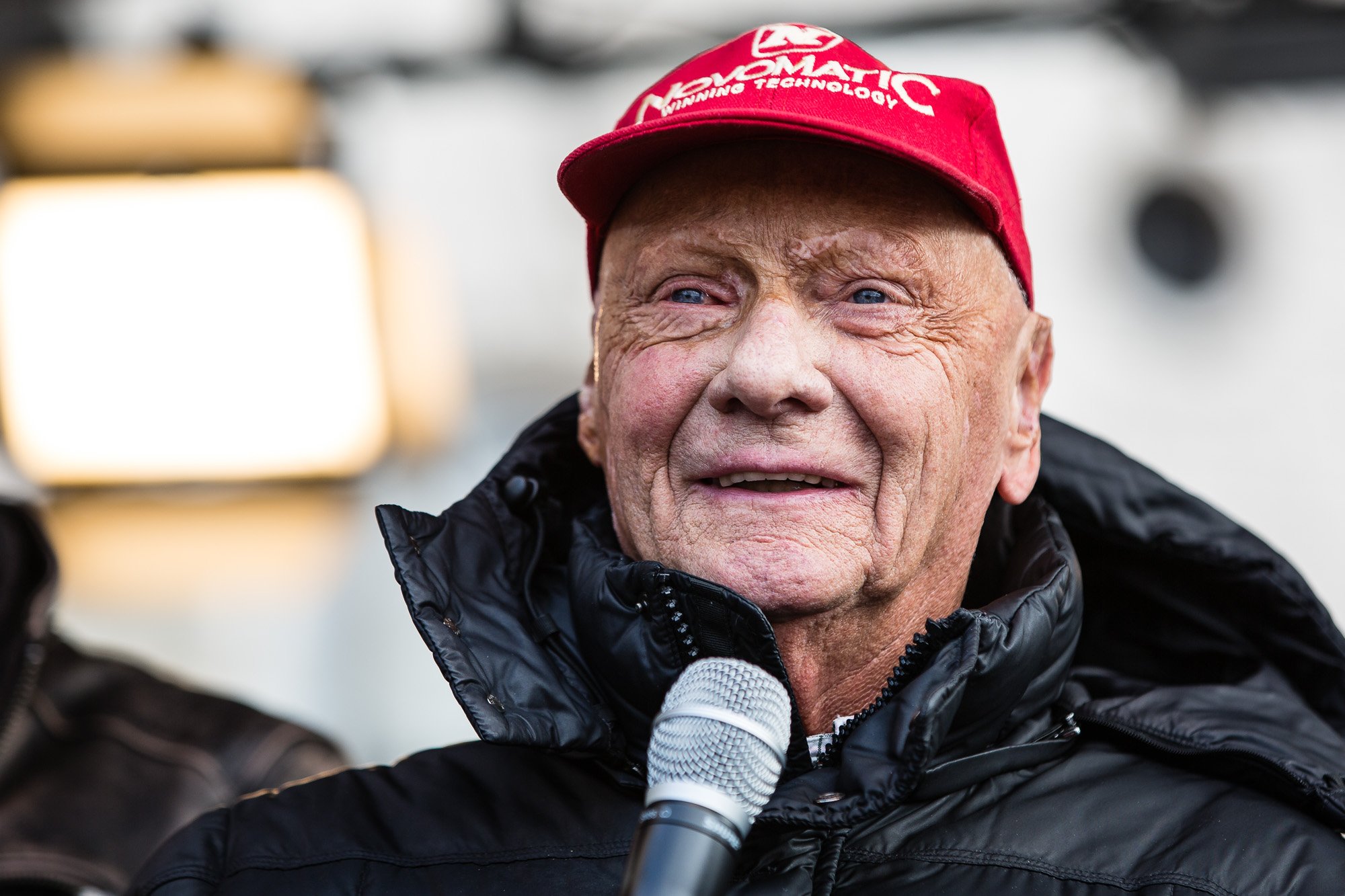 Niki Lauda en el evento público "ÖAMTC World of Motorsports" que acompaña a la Gala de la FIA en el Hofburg en Viena el viernes 2 de diciembre en la Plaza de los Héroes de Viena. | Imagen: Wikipedia