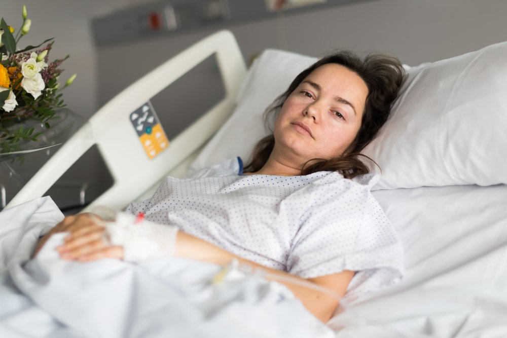 Mujer morena acostada en una cama de hospital. | Foto: Shutterstock