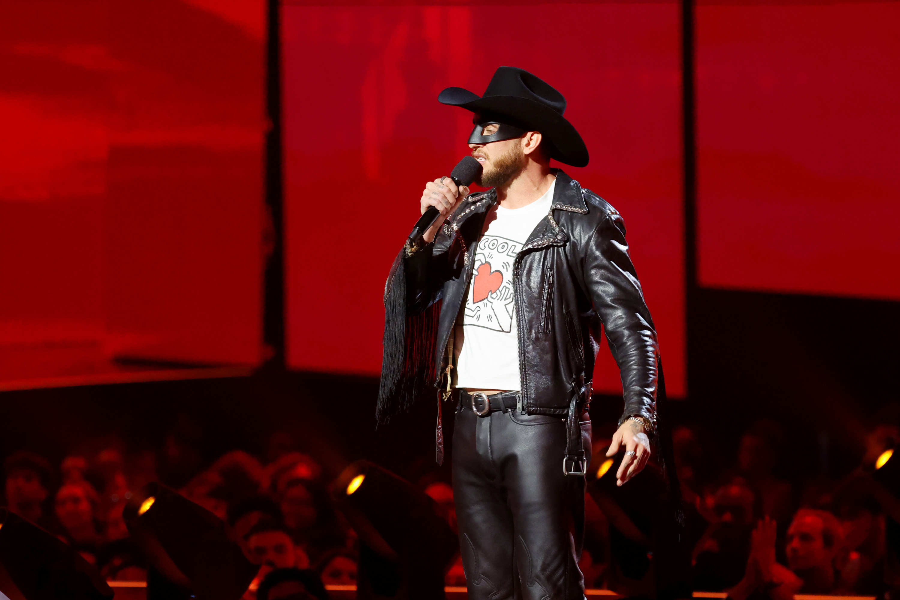 Orville Peck sube al escenario en los MTV Video Music Awards de 2026, donde presentó el homenaje a George Michael, en el que participaron un montón de estrellas. | Fuente: Getty Images
