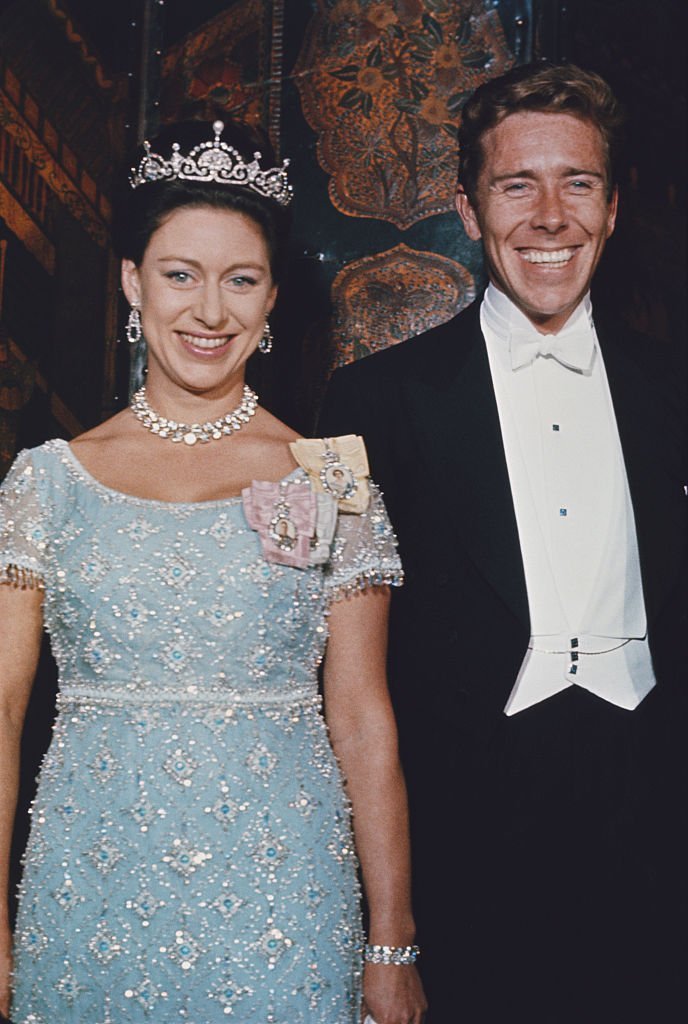 La princesa Margaret, condesa de Snowdon (1930-2002) posó, vistiendo una tiara, con su esposo, Antony Armstrong-Jones, primer conde de Snowdon en un baile en Washington DC, Estados Unidos, en noviembre de 1965. | Foto: Getty Images