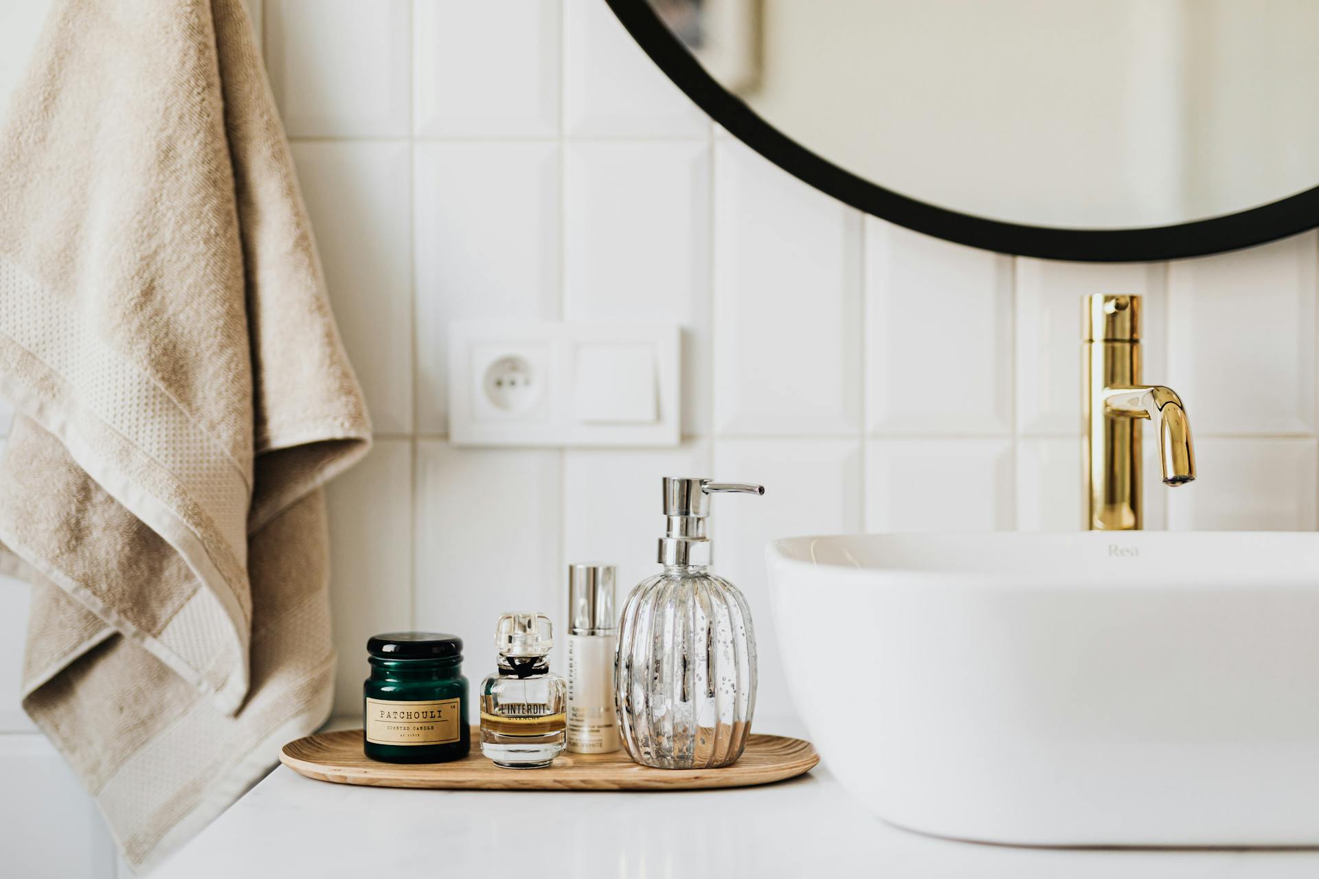 Productos de cuidado de la piel en un cuarto de baño | Fuente: Pexels