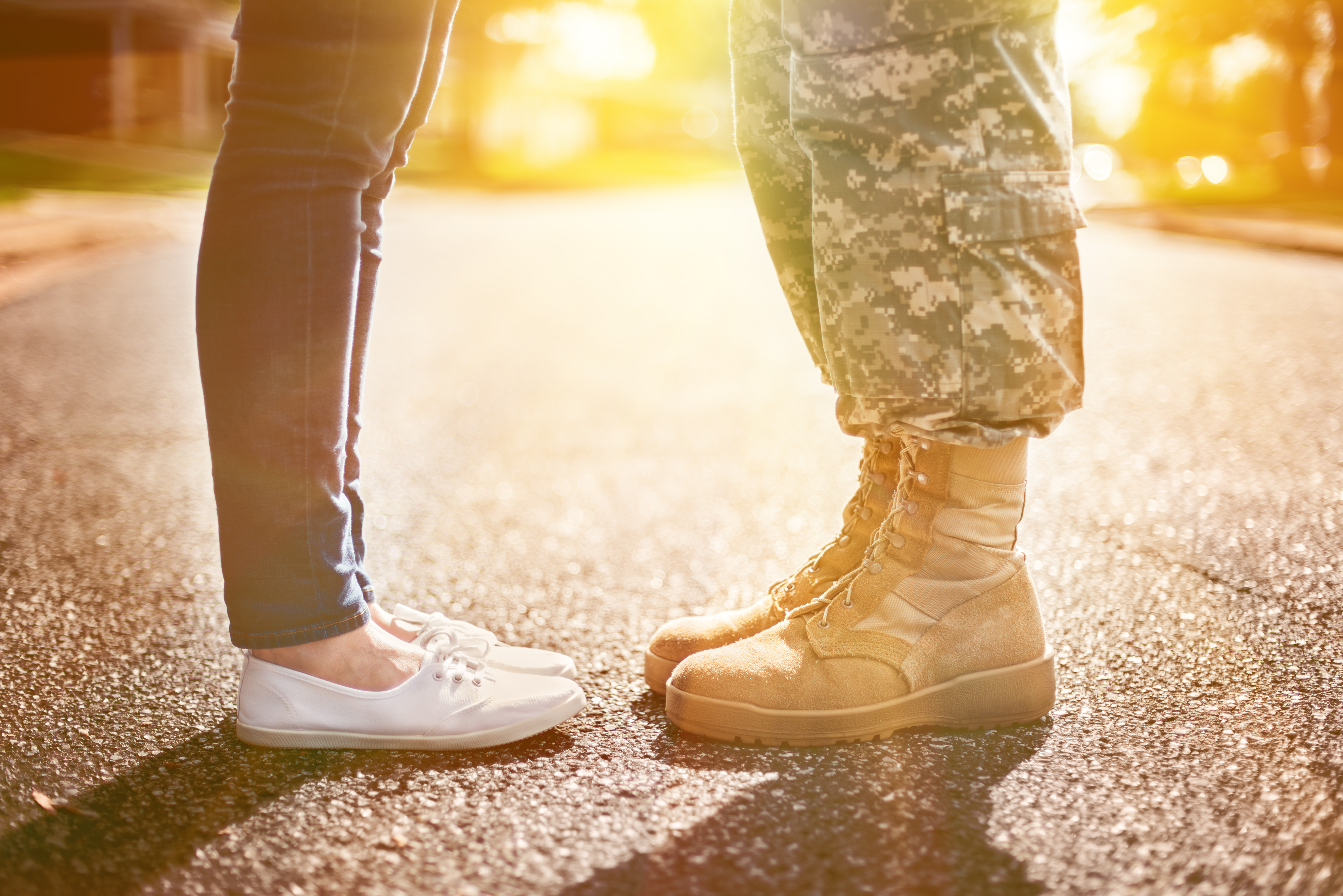 Pareja de jóvenes militares besándose. | Fuente: Shutterstock