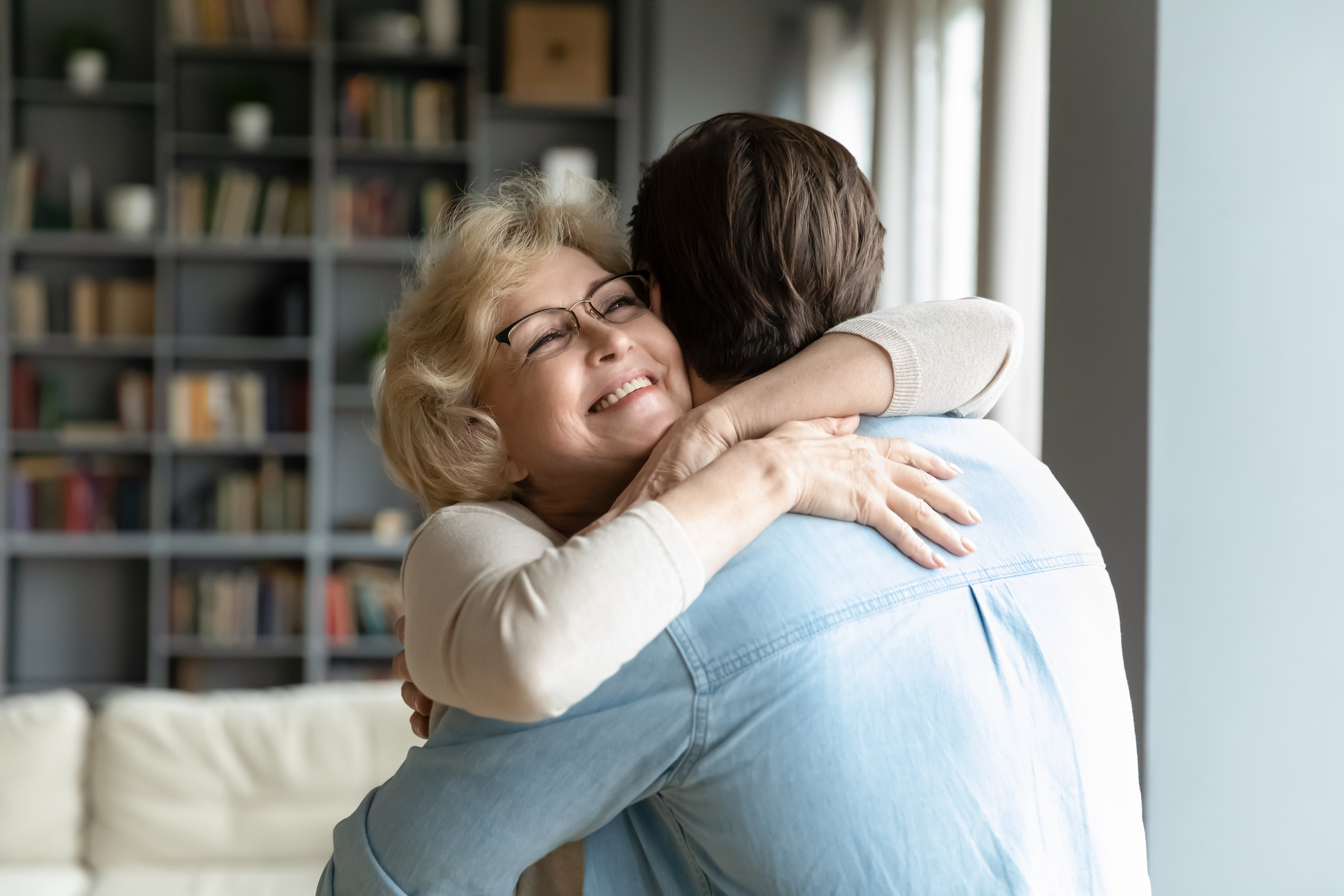 Hijo abraza a su madre | Foto: Shutterstock