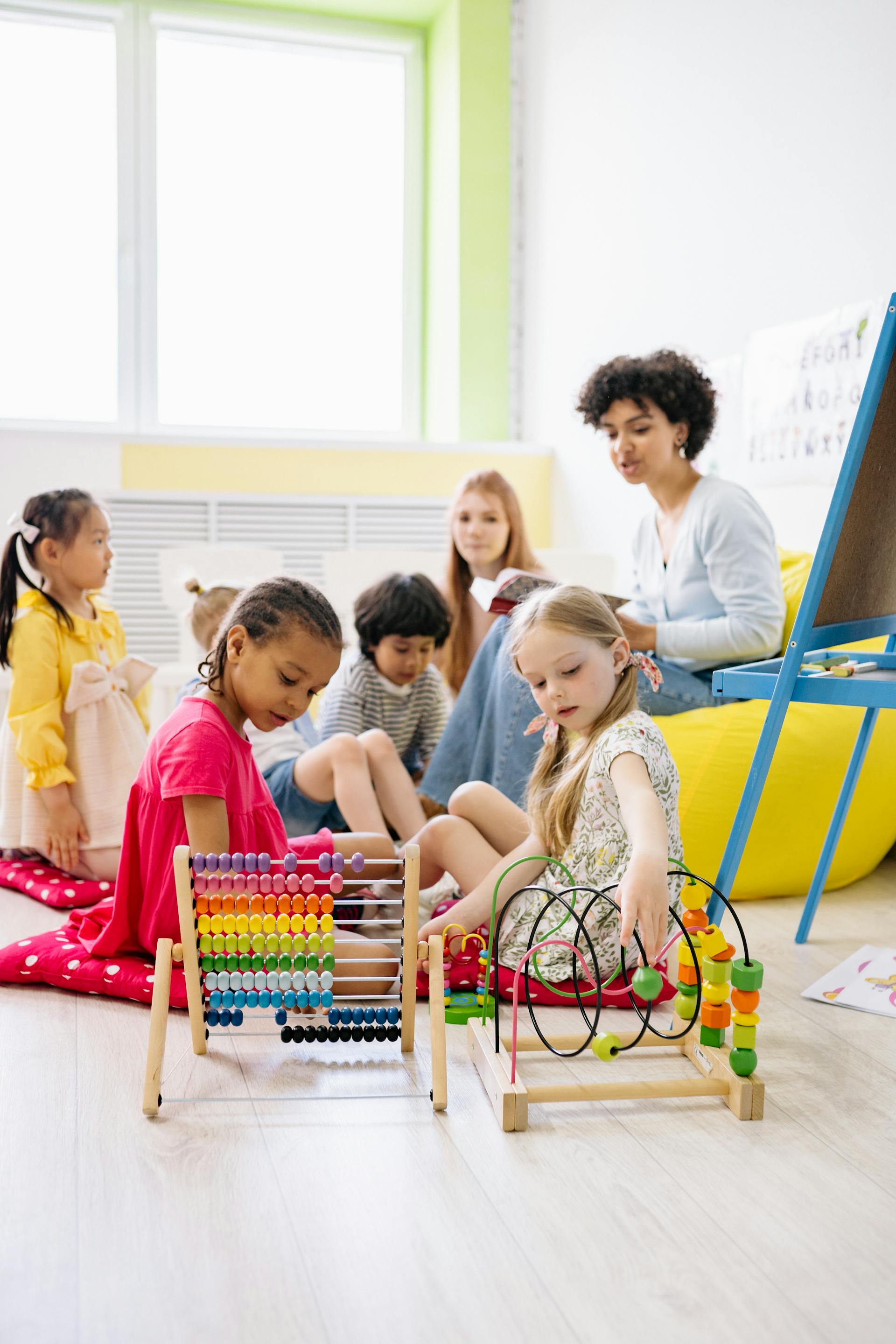 Niños aprendiendo a utilizar el ábaco en una clase | Fuente: Pexels