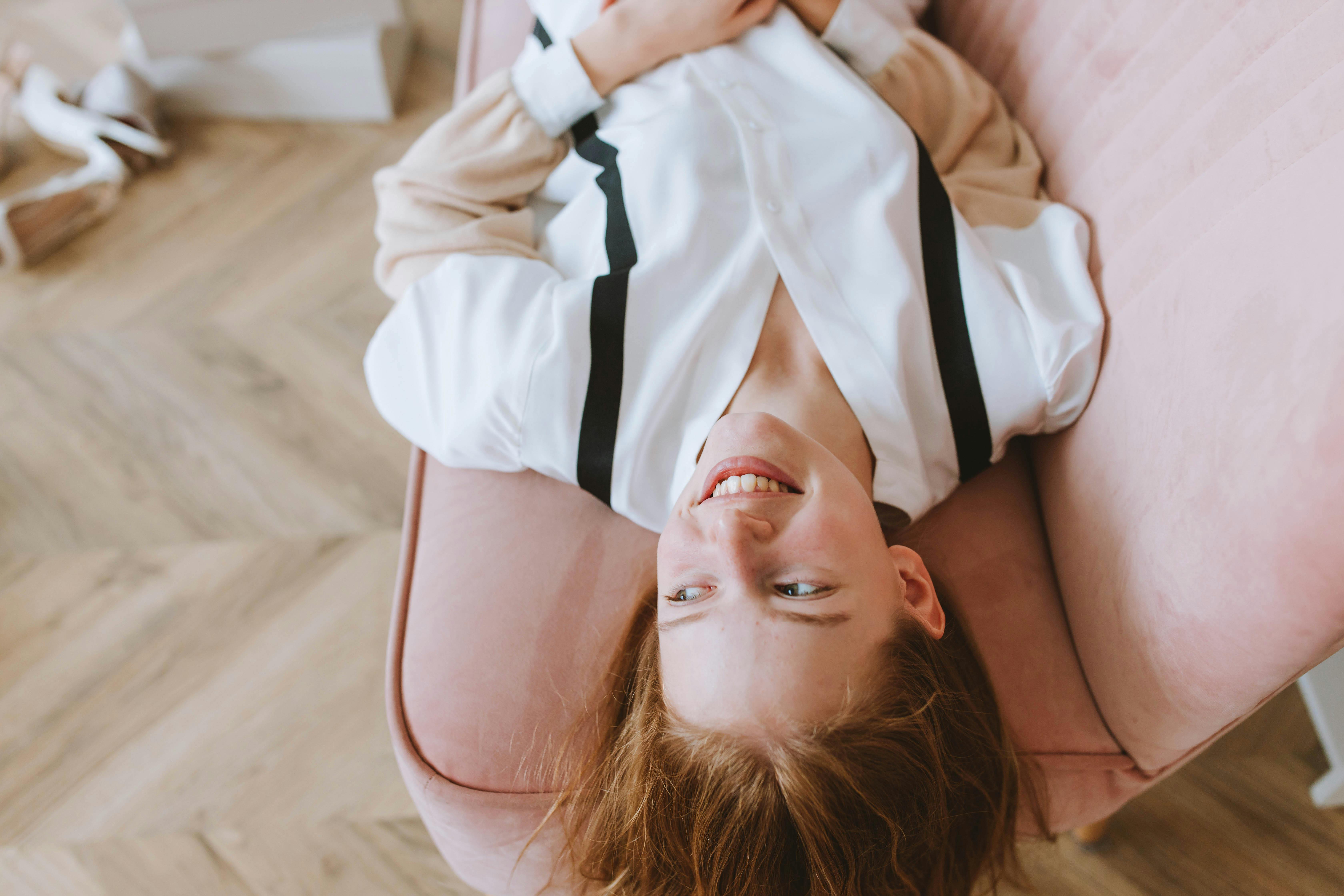 Una chica feliz relajándose | Fuente: Pexels