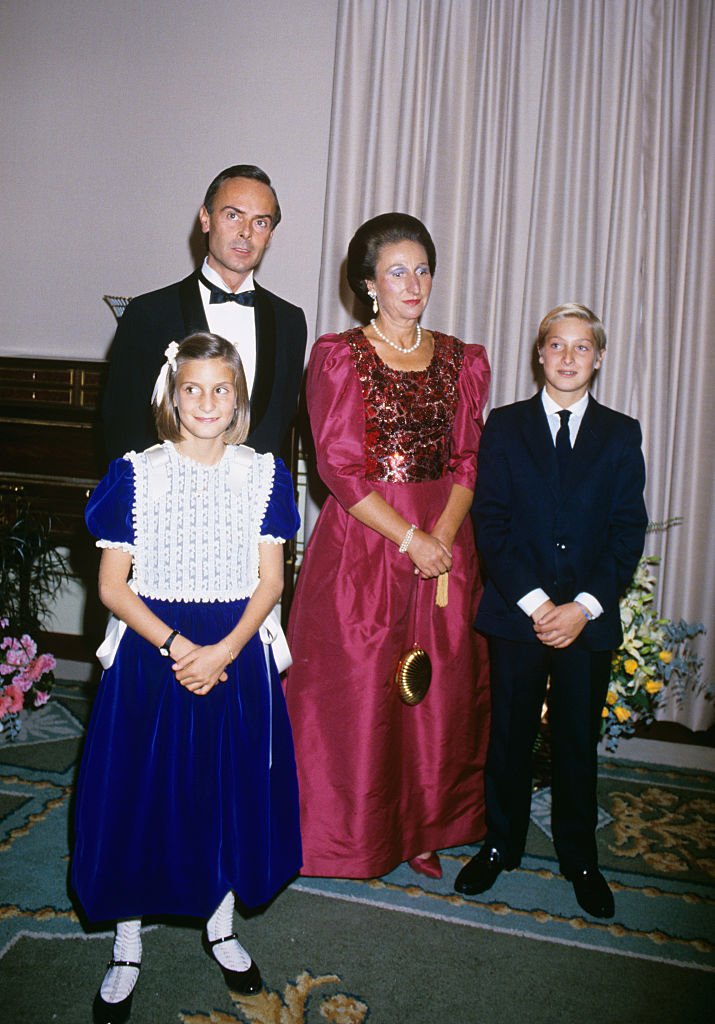 La infanta Margarita con su esposo Carlos Zurita y sus hijos Alfonso y María, en 1985, Madrid, España. | Foto: Getty Images
