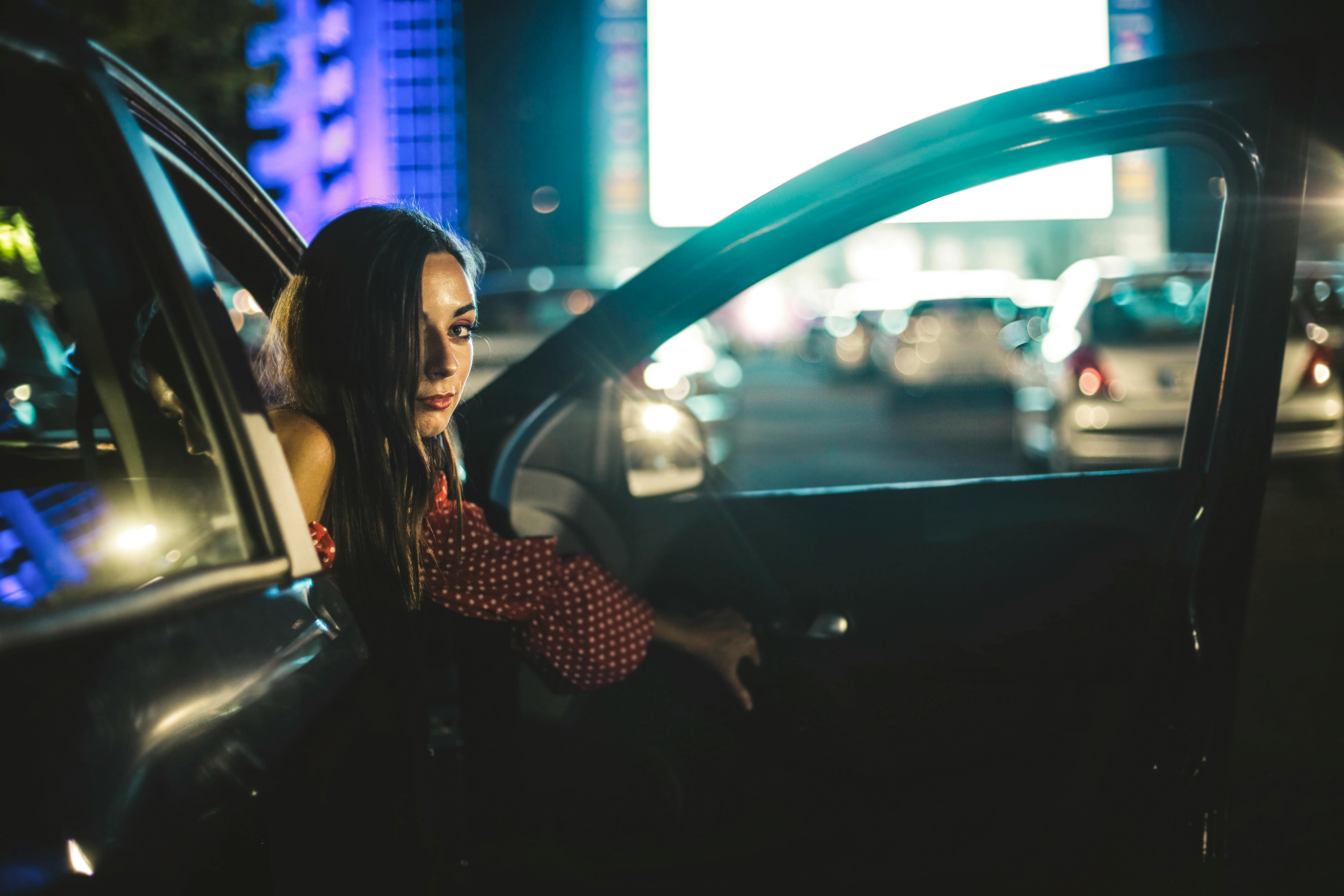 Una mujer saliendo de un automóvil | Fuente: Pexels