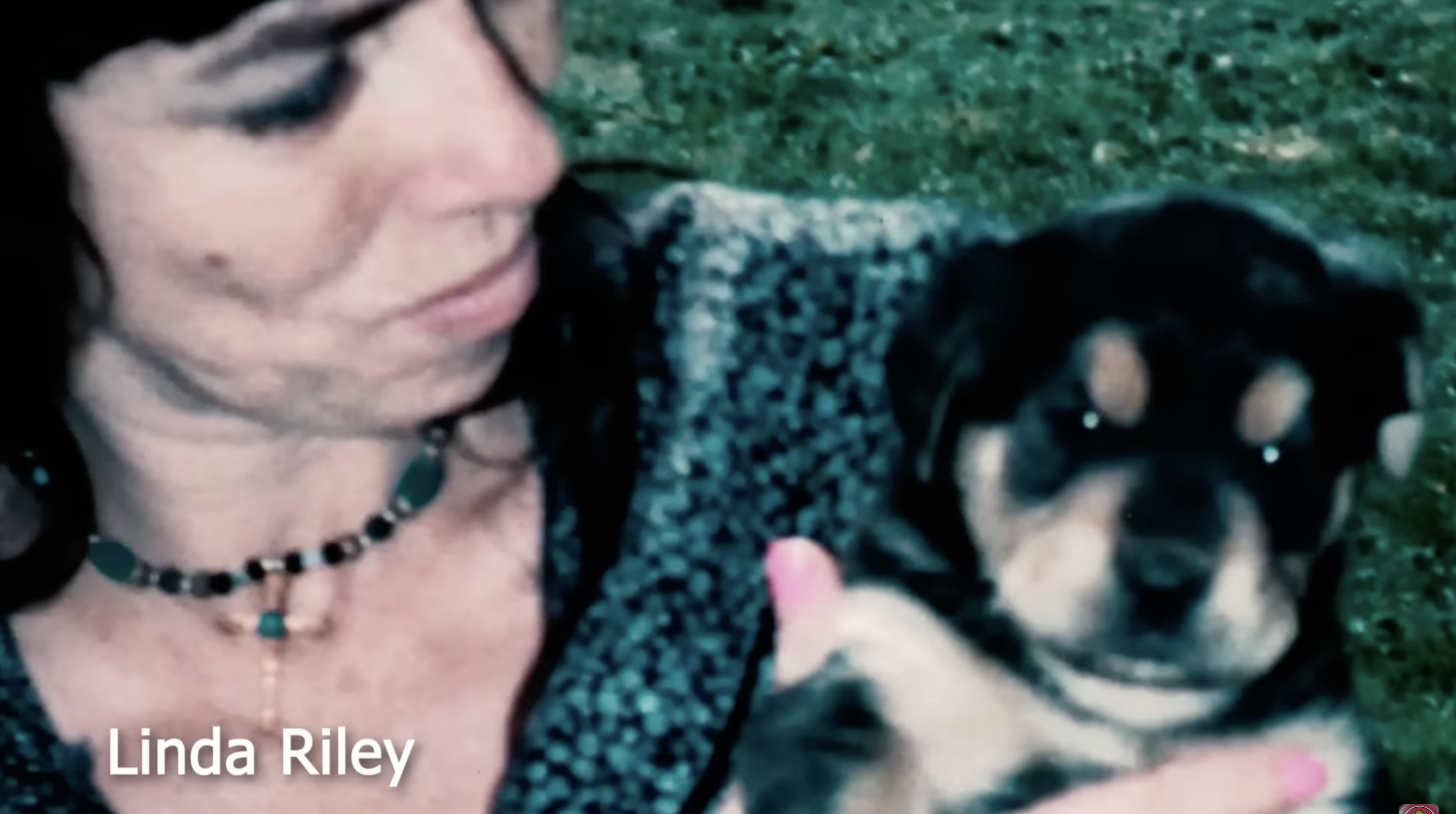 Riley con un cachorro | Fuente: youtube.com/@mindofacriminal