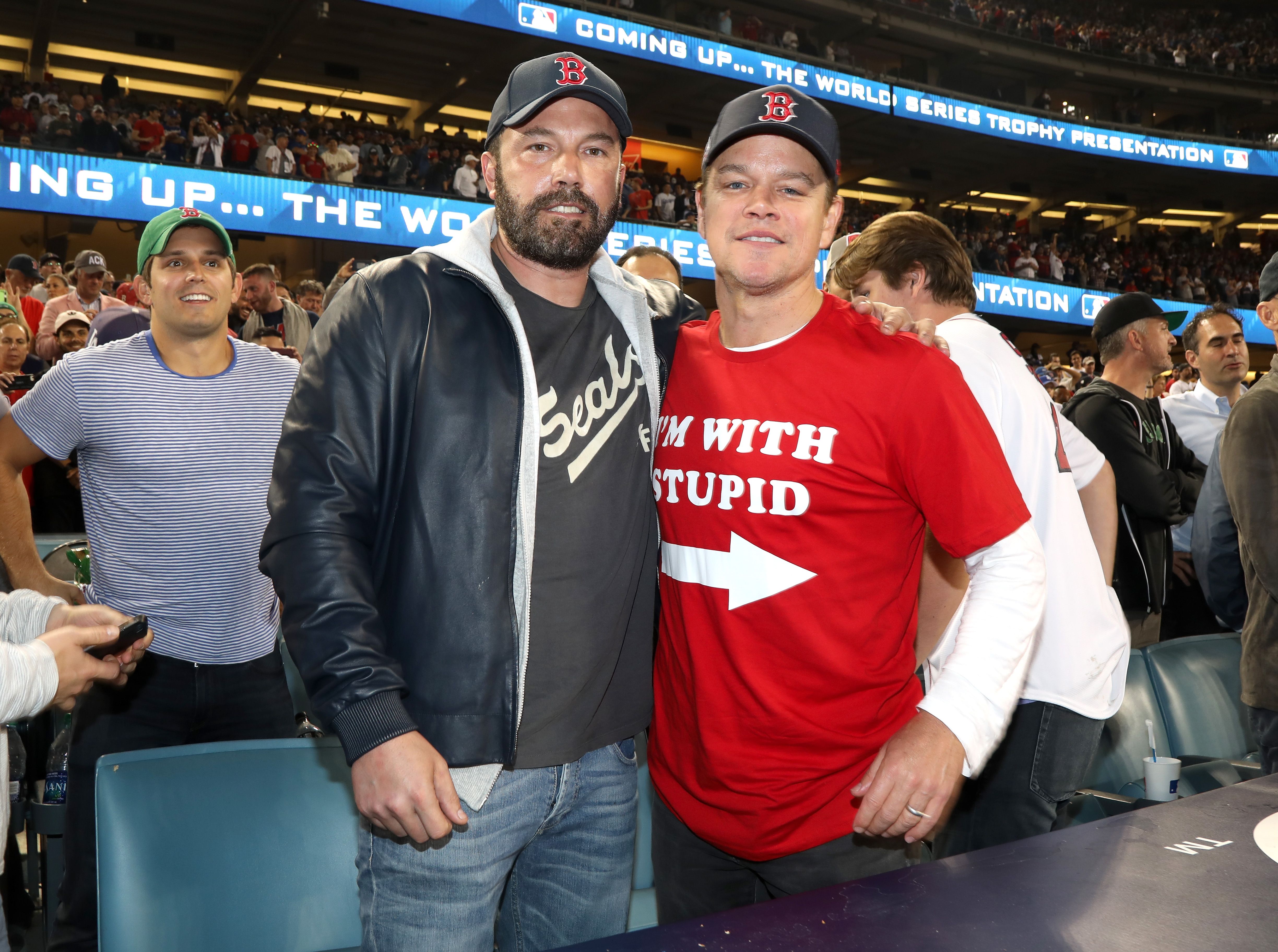 Ben Affleck y Matt Damon en el Dodger Stadium el 28 de octubre de 2018, en Los Ángeles, California | Fuente: Getty Images