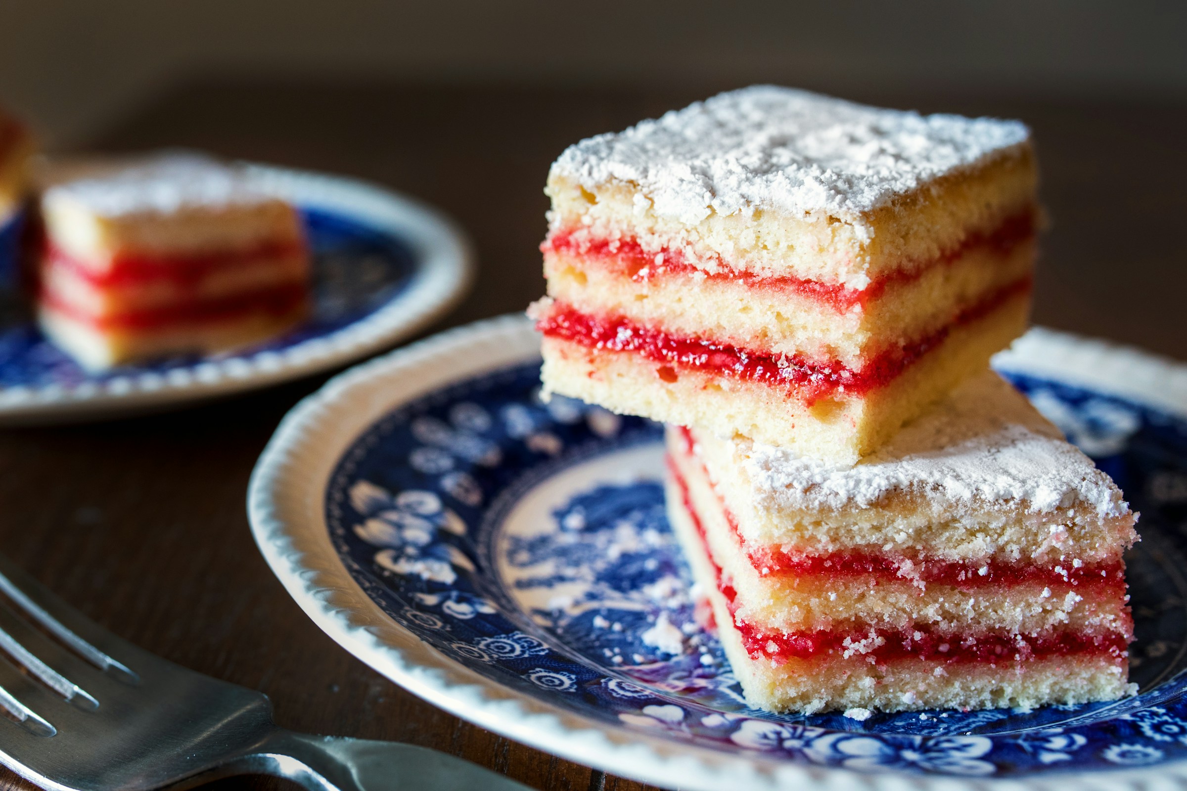 Porciones de tarta de fresa en capas sobre dos platos | Fuente: Unsplash