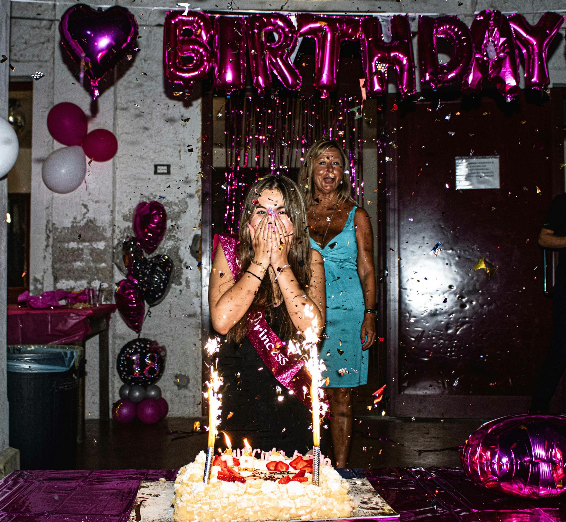 Una mujer feliz en su fiesta de cumpleaños | Fuente: Pexels