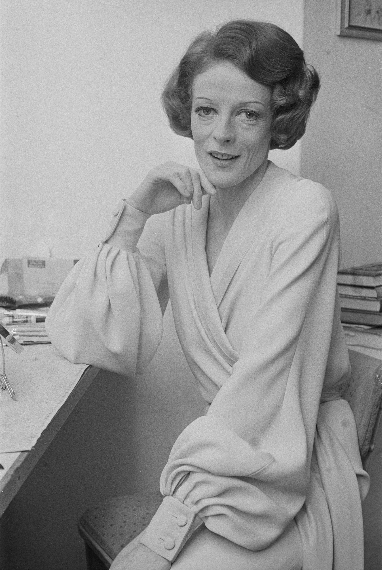 Maggie Smith fotografiada preparándose entre bastidores el 23 de febrero de 1973 | Fuente: Getty Images