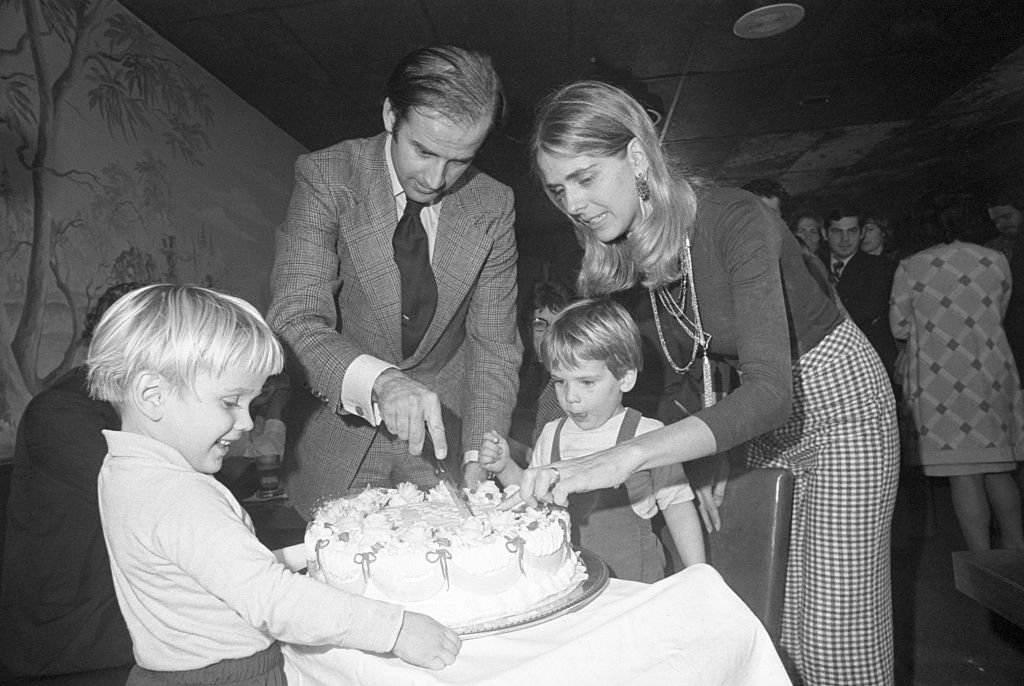 Joe Biden y su esposa Neilia cortaron su pastel de cumpleaños número 30 en una fiesta en Wilmington. | Foto: Getty Images.