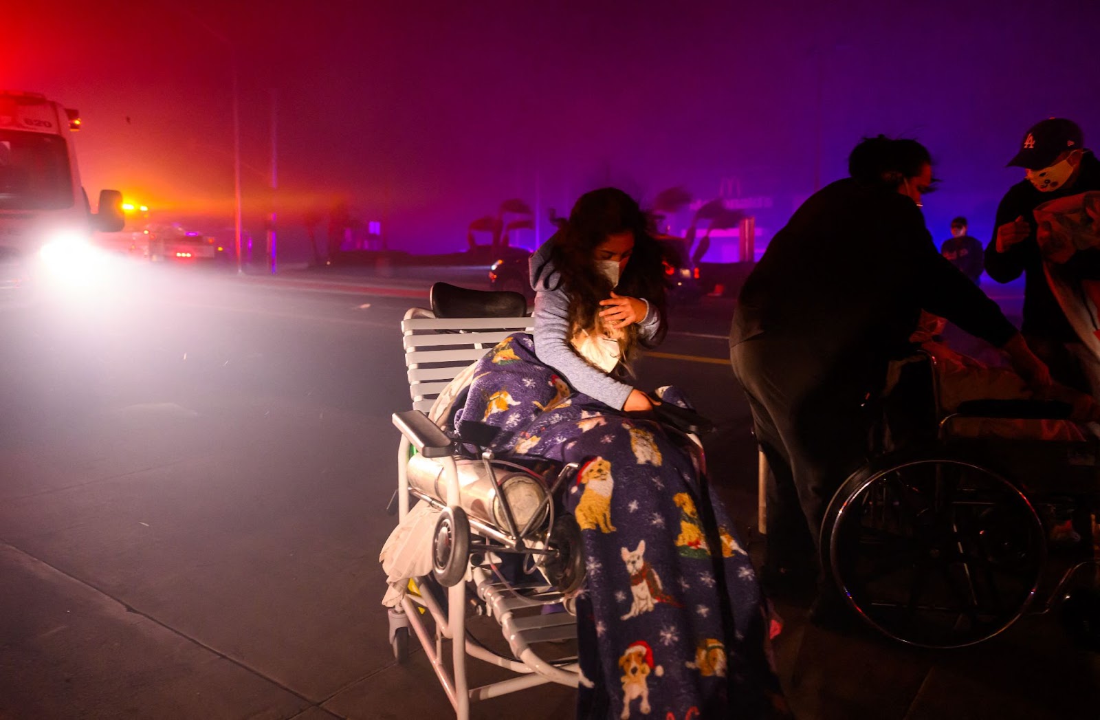 Un anciano siendo evacuado a vehículos de emergencia durante el incendio de Eaton en Pasadena, California, el 7 de enero de 2025. | Fuente: Getty Images