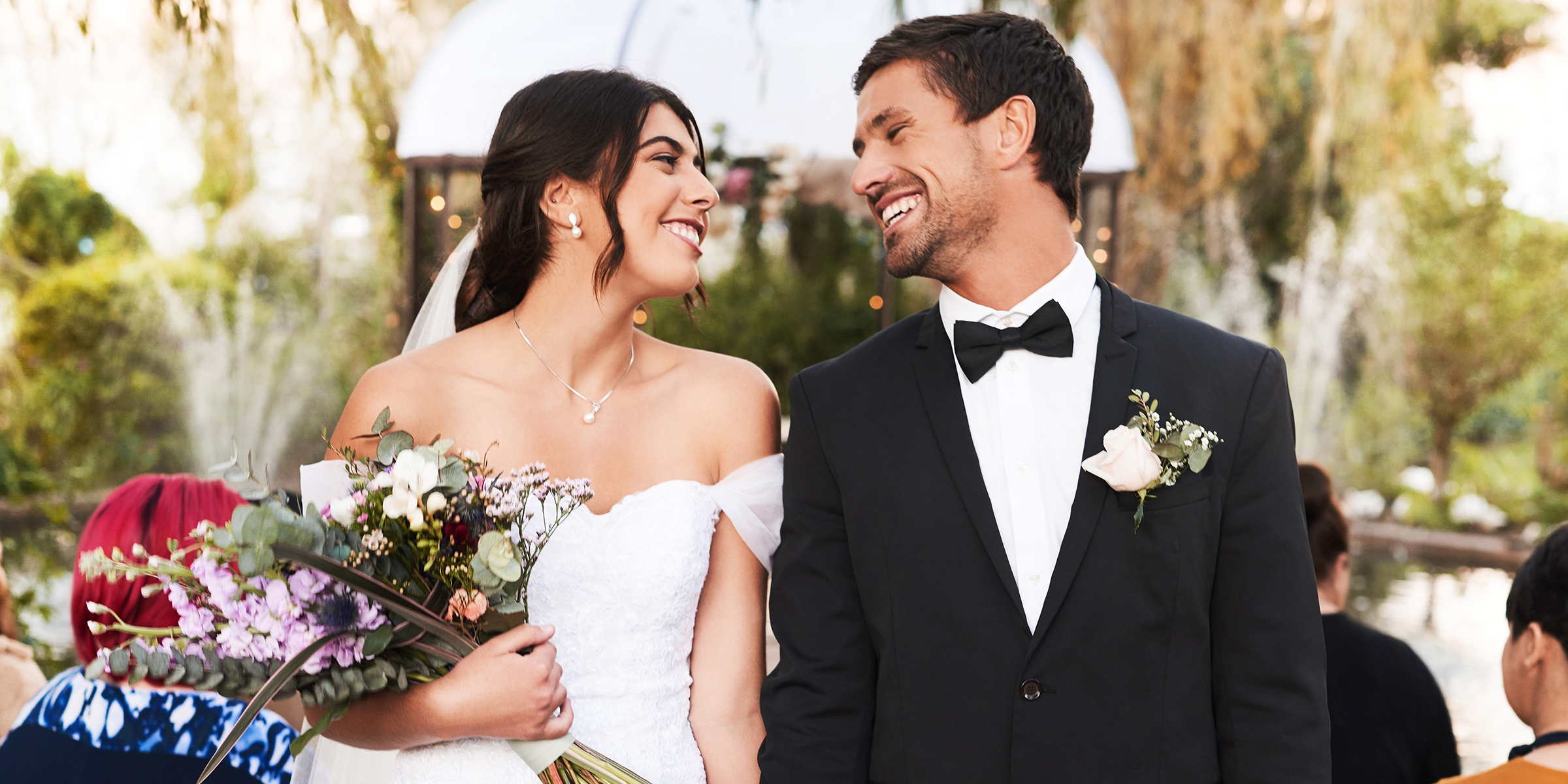 Una pareja de recién casados | Fuente: Shutterstock