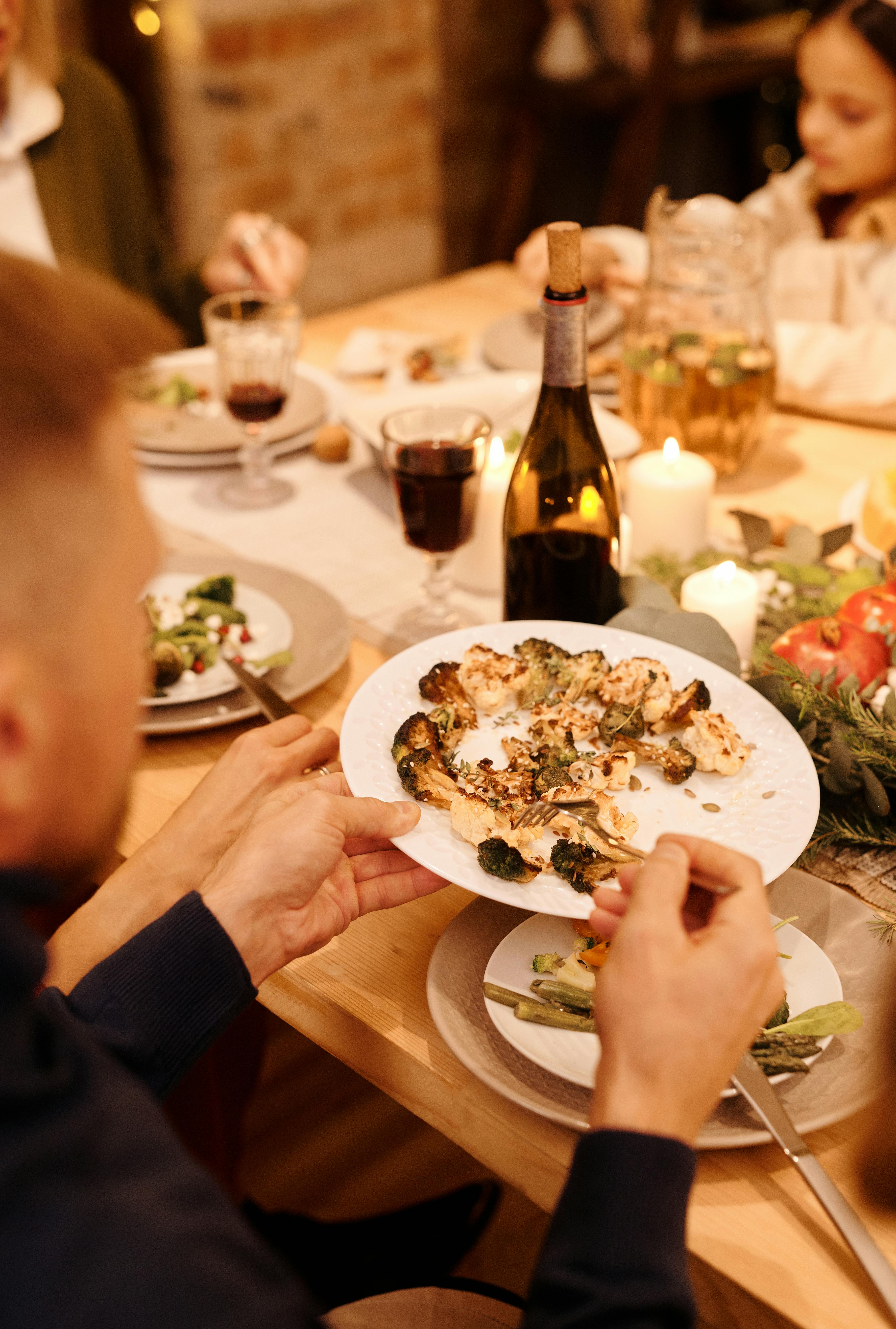 Una persona sosteniendo un plato de comida | Fuente: Pexels