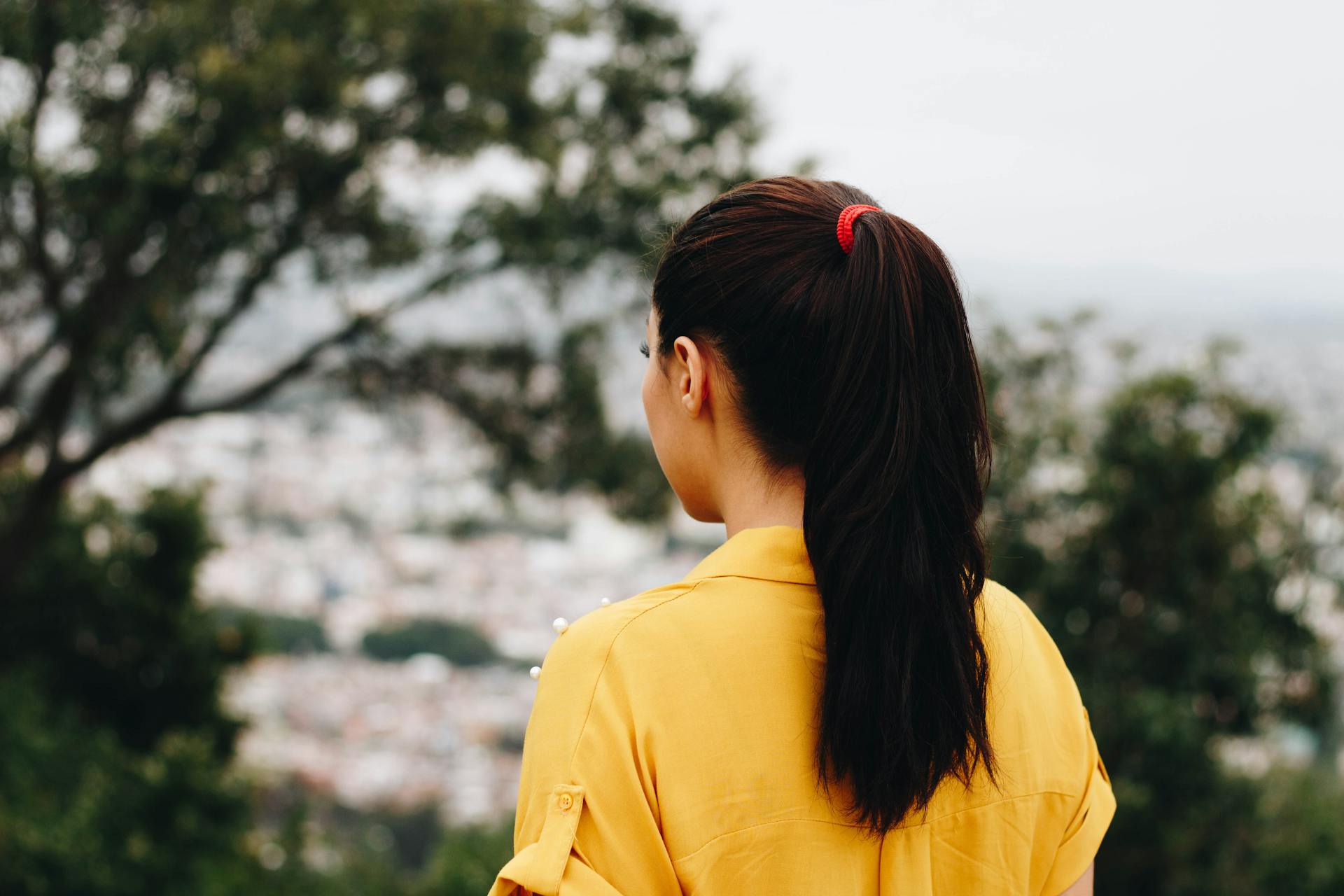 Una adolescente de pie al aire libre | Fuente: Pexels