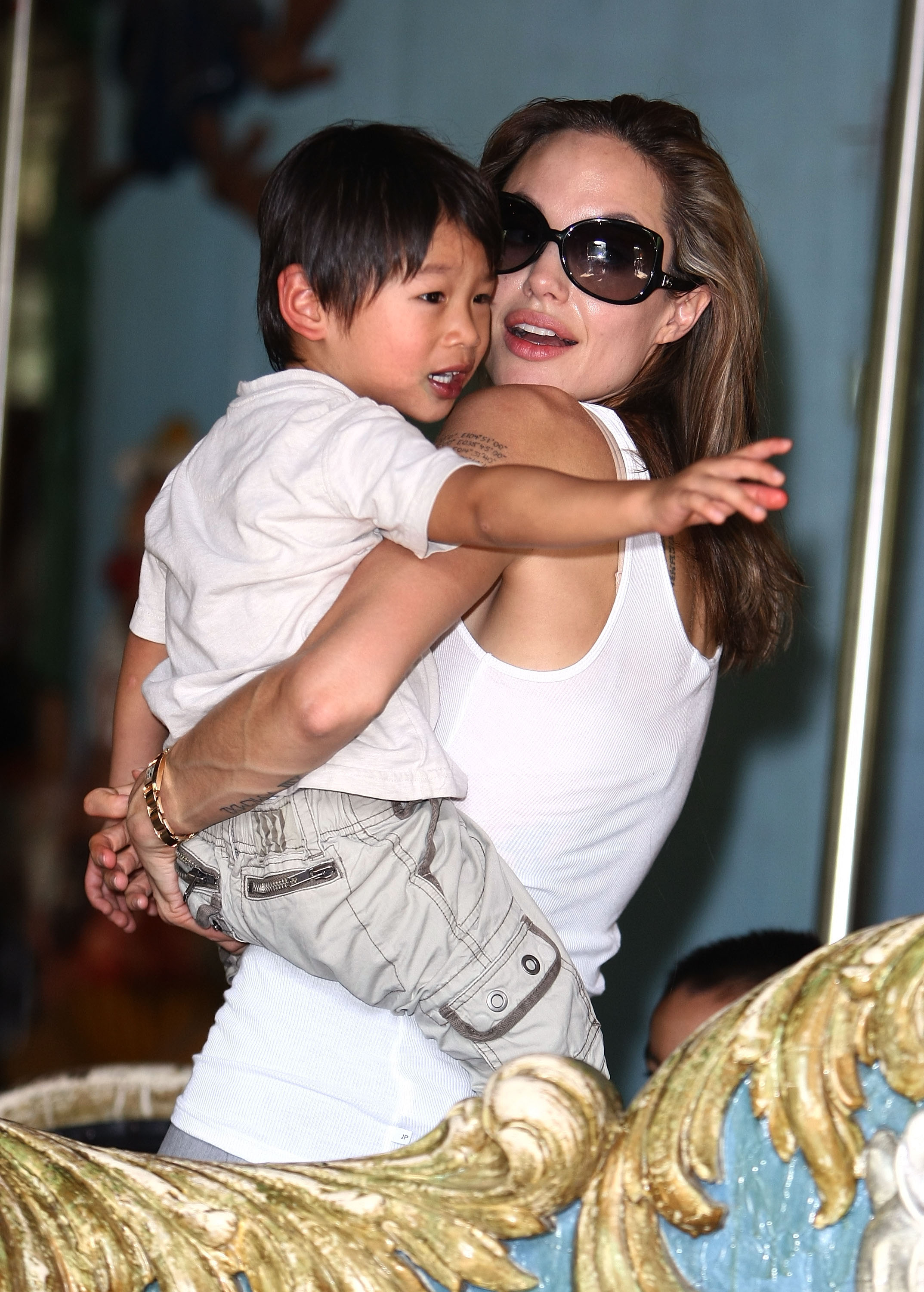 Angelina Jolie y Pax Jolie-Pitt visitan el carrusel de Central Park en Nueva York el 25 de agosto de 2007. | Foto: Getty Images