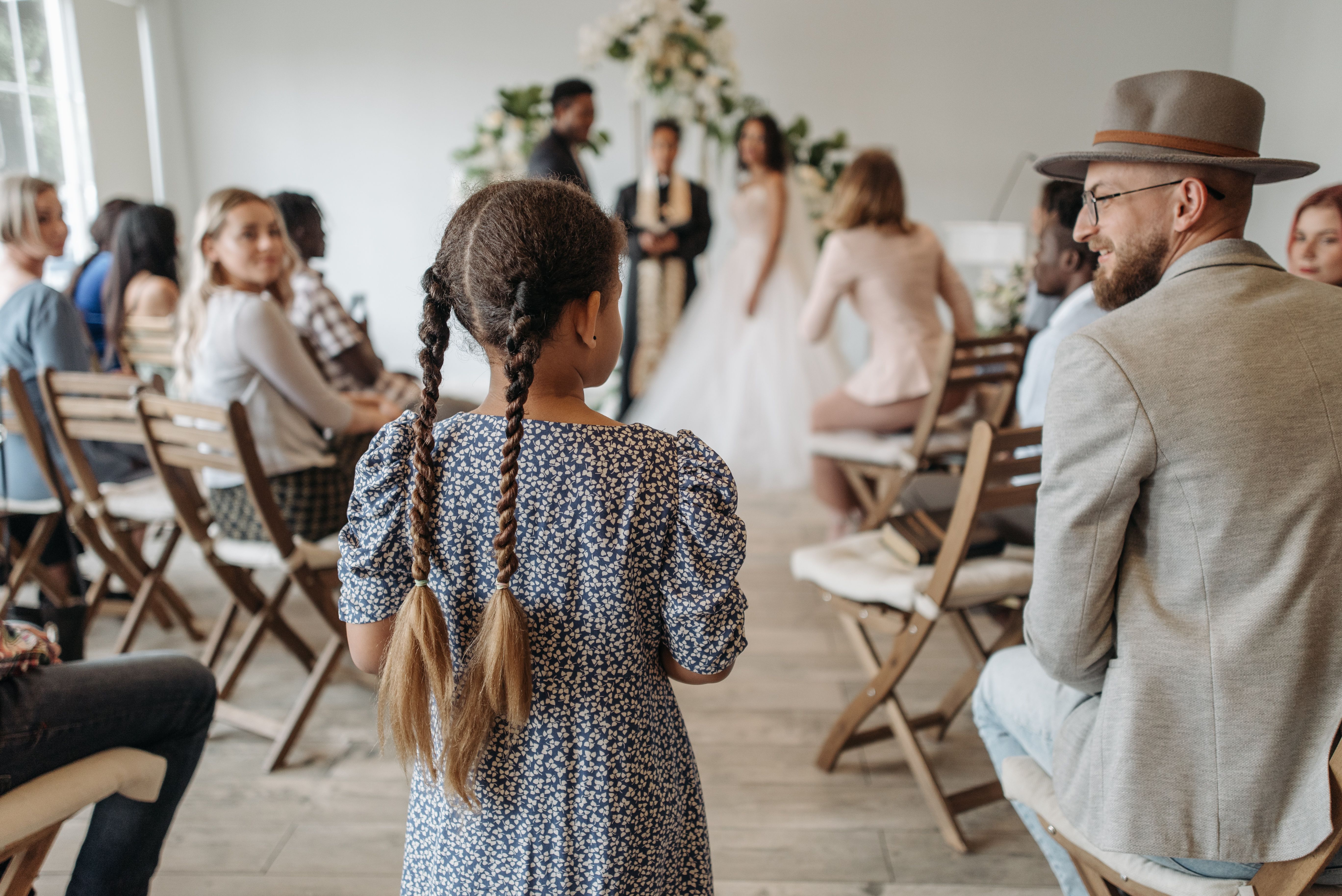 Un hombre y una niña en una boda | Fuente: Pexels