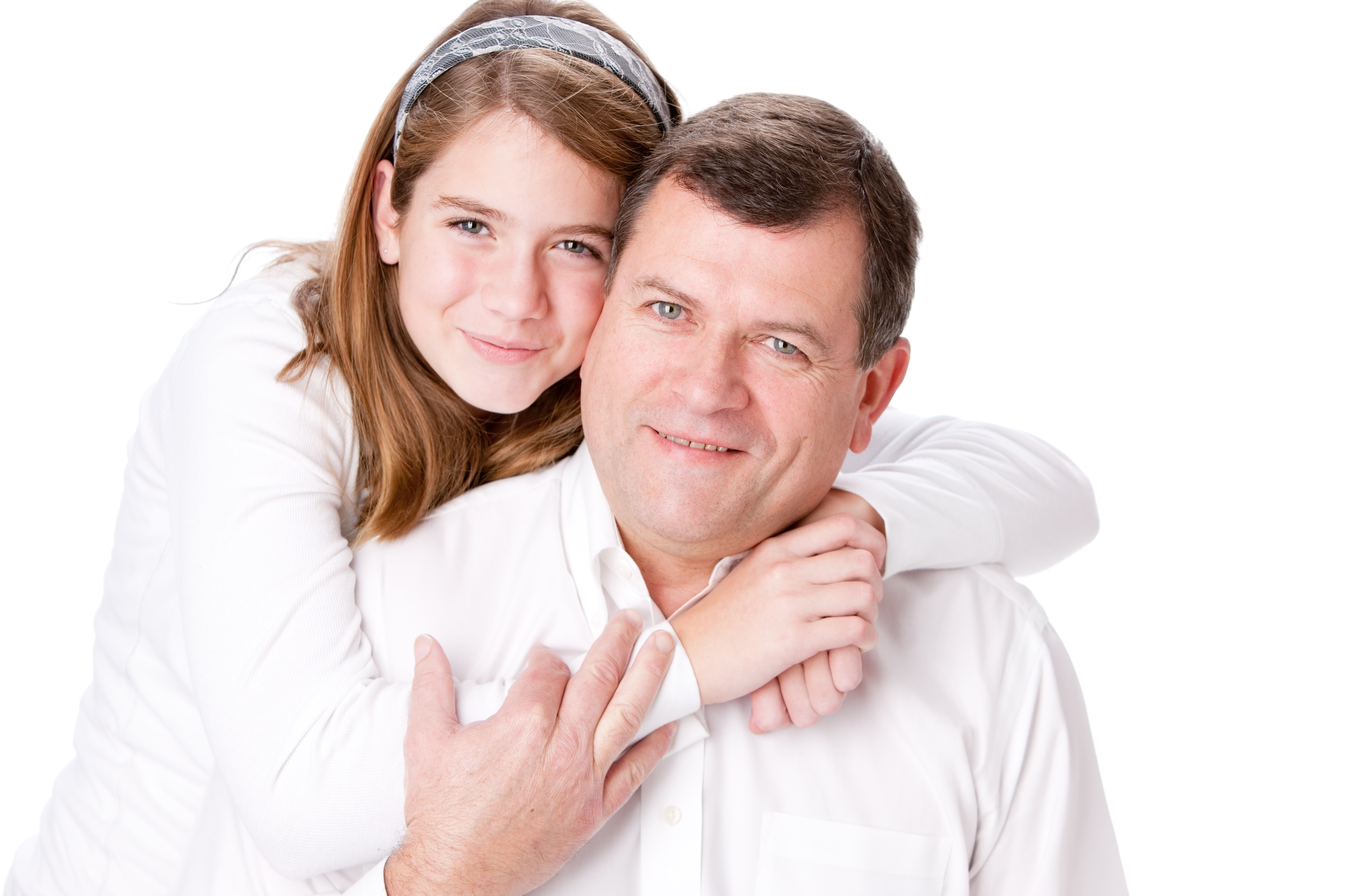 Un hombre abraza a su hija adolescente | Fuente: Getty Images